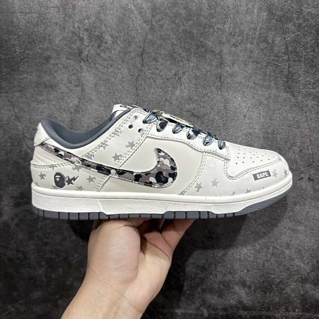 【定制版】Bape x Nike Dunk Low 米灰迷彩勾n此款主张打破传统的工业化流水线设计限制，以Made by ideas的超级创意为理念，集结众多潮流设计师，结合时下最ing潮流风尚，为潮流爱好者打造彰品自我的专属潮品。同时尊重每个年轻人对于潮流的理解与选择，主张“让每个年轻人塑造自己的潮流”。 货号：DQ1098-351 Size：36 36.5 37.5 38 38.5 39 40 40.5 41 42 42.5 43 44 44.5 45 编码：HXS320340-莆田鞋批发中心