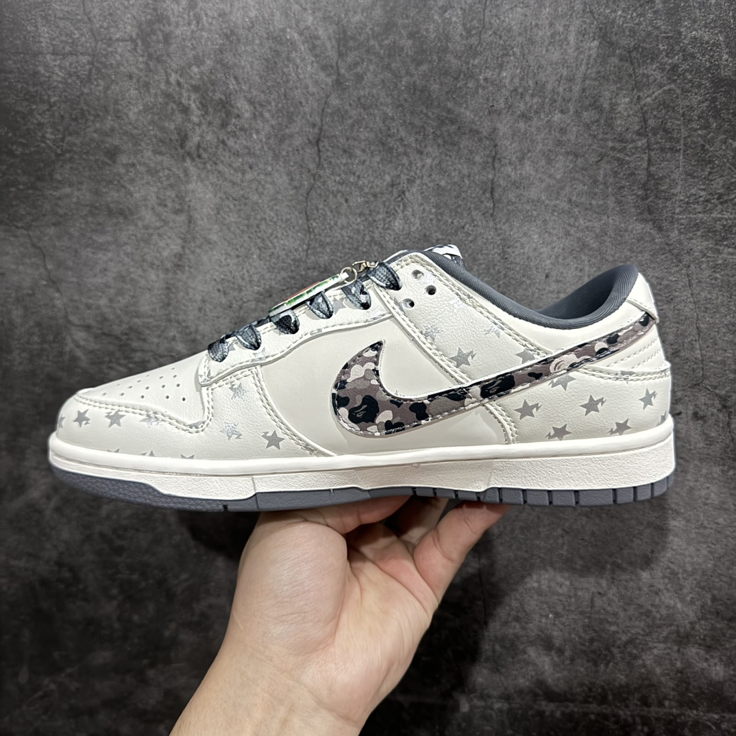 图片[2]-【定制版】Bape x Nike Dunk Low 米灰迷彩勾n此款主张打破传统的工业化流水线设计限制，以Made by ideas的超级创意为理念，集结众多潮流设计师，结合时下最ing潮流风尚，为潮流爱好者打造彰品自我的专属潮品。同时尊重每个年轻人对于潮流的理解与选择，主张“让每个年轻人塑造自己的潮流”。 货号：DQ1098-351 Size：36 36.5 37.5 38 38.5 39 40 40.5 41 42 42.5 43 44 44.5 45 编码：HXS320340-莆田鞋批发中心