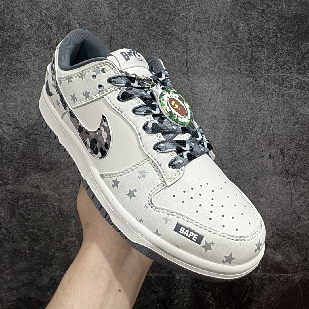 图片[3]-【定制版】Bape x Nike Dunk Low 米灰迷彩勾n此款主张打破传统的工业化流水线设计限制，以Made by ideas的超级创意为理念，集结众多潮流设计师，结合时下最ing潮流风尚，为潮流爱好者打造彰品自我的专属潮品。同时尊重每个年轻人对于潮流的理解与选择，主张“让每个年轻人塑造自己的潮流”。 货号：DQ1098-351 Size：36 36.5 37.5 38 38.5 39 40 40.5 41 42 42.5 43 44 44.5 45 编码：HXS320340-莆田鞋批发中心