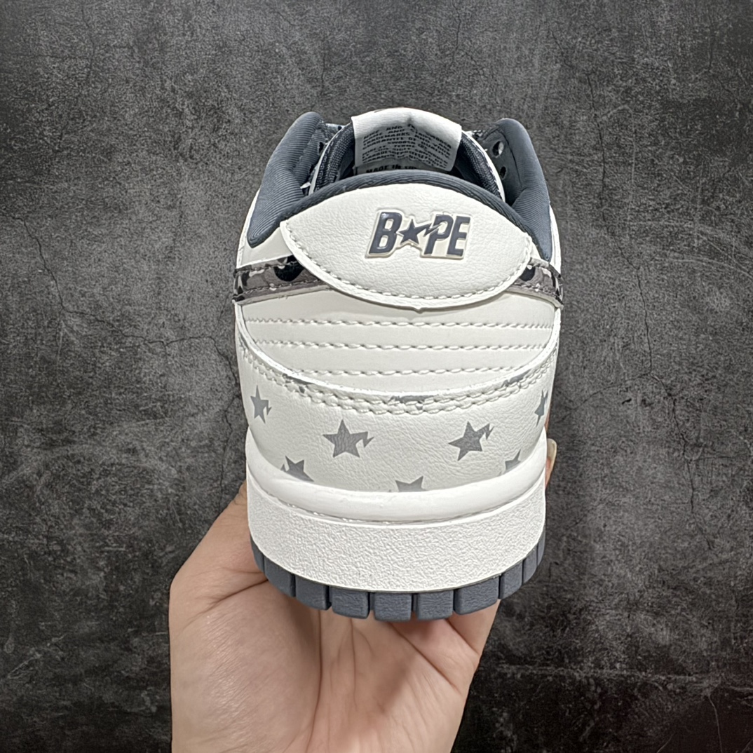 图片[4]-【定制版】Bape x Nike Dunk Low 米灰迷彩勾n此款主张打破传统的工业化流水线设计限制，以Made by ideas的超级创意为理念，集结众多潮流设计师，结合时下最ing潮流风尚，为潮流爱好者打造彰品自我的专属潮品。同时尊重每个年轻人对于潮流的理解与选择，主张“让每个年轻人塑造自己的潮流”。 货号：DQ1098-351 Size：36 36.5 37.5 38 38.5 39 40 40.5 41 42 42.5 43 44 44.5 45 编码：HXS320340-莆田鞋批发中心