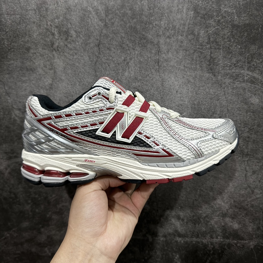 【纯原M版】新百伦NB New Balance M1906REA 白银红 全套原楦原纸板原厂数据开发 进口三明治网面 原装进口皮料正确绒感卡色 正确中底拉帮中底网布细节 原厂标裁 带紫光防伪 定制后跟透明水晶模块 冲裁组合 大底贴合程度胶水上色把控完美 整洁度挑战全网艺术家 多道序QC把关品质完善 匠心打造 耗时两个月开发完成 工艺极其复杂难度可想而知 新开独立私模大底 全网唯一正确六层组合大底 高端零售专供产物Size：36 37 37.5 38 38.5 39 40 40.5 41 42 42.5 43 44 45.5 46.5 47 编码：HXS300320-鞋库