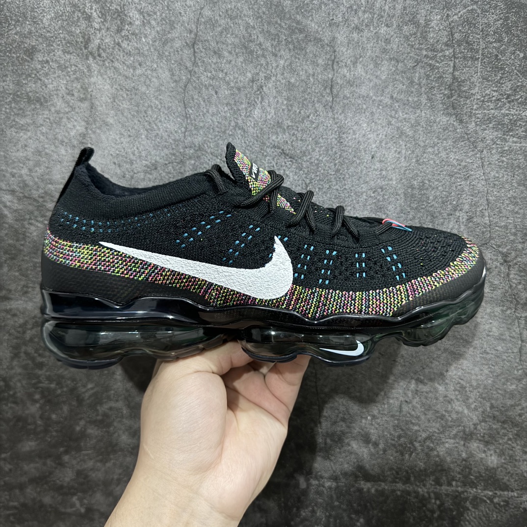 【纯原YH版】2023款 Nike Air VaporMax  Flyknit 耐磨 黑彩虹低帮跑步鞋 货号:DV1678-008nNike气垫慢跑鞋，极致用心独立开发‼️氮气充压原底气垫，进口针车机台 一针一线校准公司，完美还原度 ‼️原厂高频字体，鞋垫上印有耐克的风车标志，全长VaporMax鞋底单元两侧和外侧前脚掌上的Swoosh 标志完善了设计，区别市面印刷版字体，鞋型完美无解，随意乱 区别市面真标 欢迎对比. 尺码：35.5 36 36.5 37.5 38 38.5 39 40 40.5 41 42 42.5 43 44 44.5 45 46 47.5 编码：DF310330-鞋库