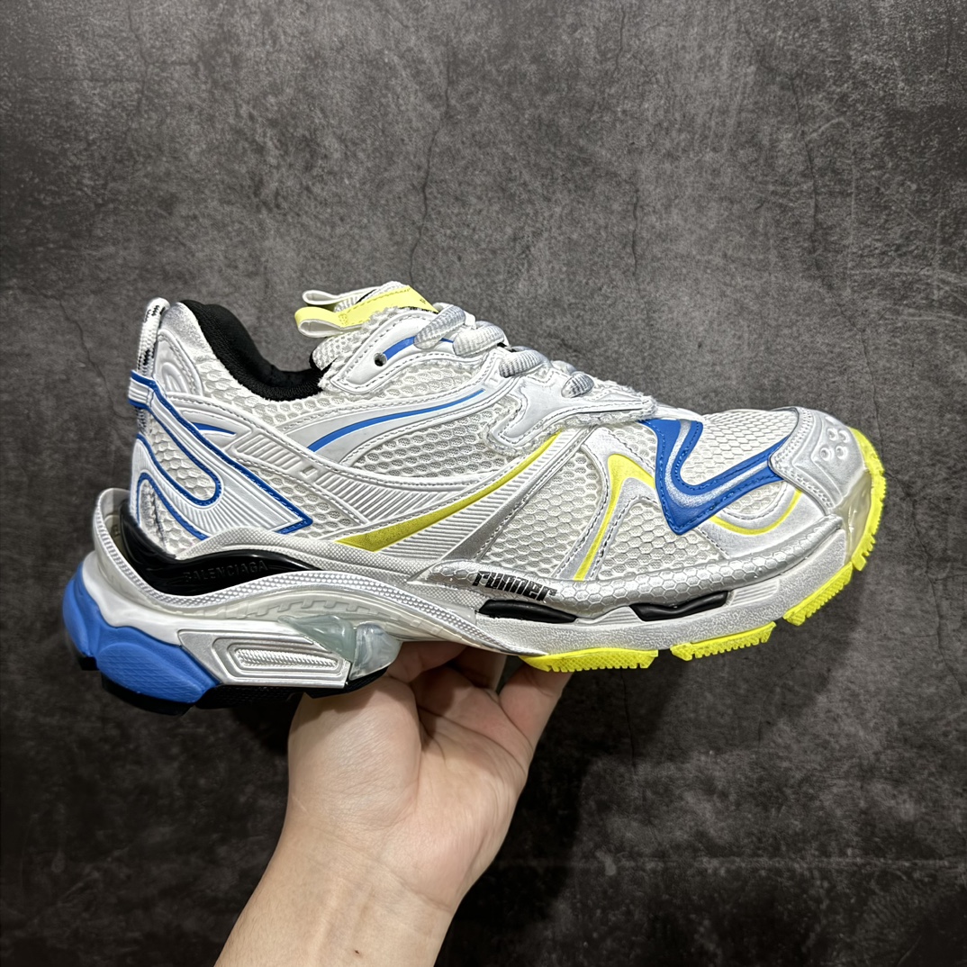 【纯原OK版】BALENCIAGA Runner 2.0 Sneaker 巴黎世家七代慢跑系列低帮复古野跑潮流运动鞋老爹鞋n尼龙和网布材质 磨损效果 鞋头边缘印有尺码 背面浮印尺码 外侧印有跑者徽标 鞋舌刺绣 Balenciaga 品牌标识 鞋跟背面 Balenciaga品牌标识 材质采用65%聚氨酯、35%聚酯纤维 全新 Runner 鞋型轮廓借鉴于 2000 年初的复古线条 搭载大网眼面料制成鞋面基础，由粉色、白色尼龍与橡胶质地覆盖鞋面诠释线条感 当中透过几道手缝线与折损痕更是精准的掌握历经时间淬炼的破旧痕迹 延续其手法至鞋领、鞋跟、鞋带、中底等部分均饰有破损及脏污之貌 尤其是鞋领处与鞋带孔眼条更是采用不规则做旧技术将内容物泡棉随机露出  尺码：35 36 37 38 39 40 41 42 43 44 45 46 编码：DF500520-鞋库