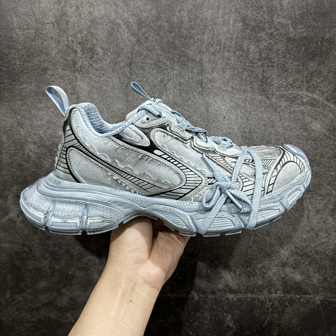 【总裁版】BALENCIAGA 3XL Sneakers 巴黎世家十代网布系带低帮走秀复古老爹鞋 全套原纸板楦头开发 最原汁原味的灵魂版型 全鞋荧光划线卡点 胶水把控整洁度追求极致完美 每一双都是工艺品 多重QC质检 超越公司货的品控标准 实实在在的免检产品 原盒原配 正确字体电绣 粗细、位置、大小正确 侧边TPU 透气孔匹配意产原版 正确分离大底 TPU软底 原版一致大底LOGO 立体感十足 原厂皮料水洗做旧 采购原厂网纱 不含皮革 网布材料和聚氨酯 磨损效果 鞋头边缘和后帮 Balenciaga 徽标 鞋面和后跟凸印尺码 鞋舌 3XL 橡胶品牌标识和反光细节 鞋帮拉袢和鞋舌拉祥 配反光细节 备用鞋带在鞋履前侧 可在穿着前取下 便于不同造型搭配 偏大一码 尺码：35 36 37 38 39 40 41 42 43 44 45 编码：NM500530-鞋库