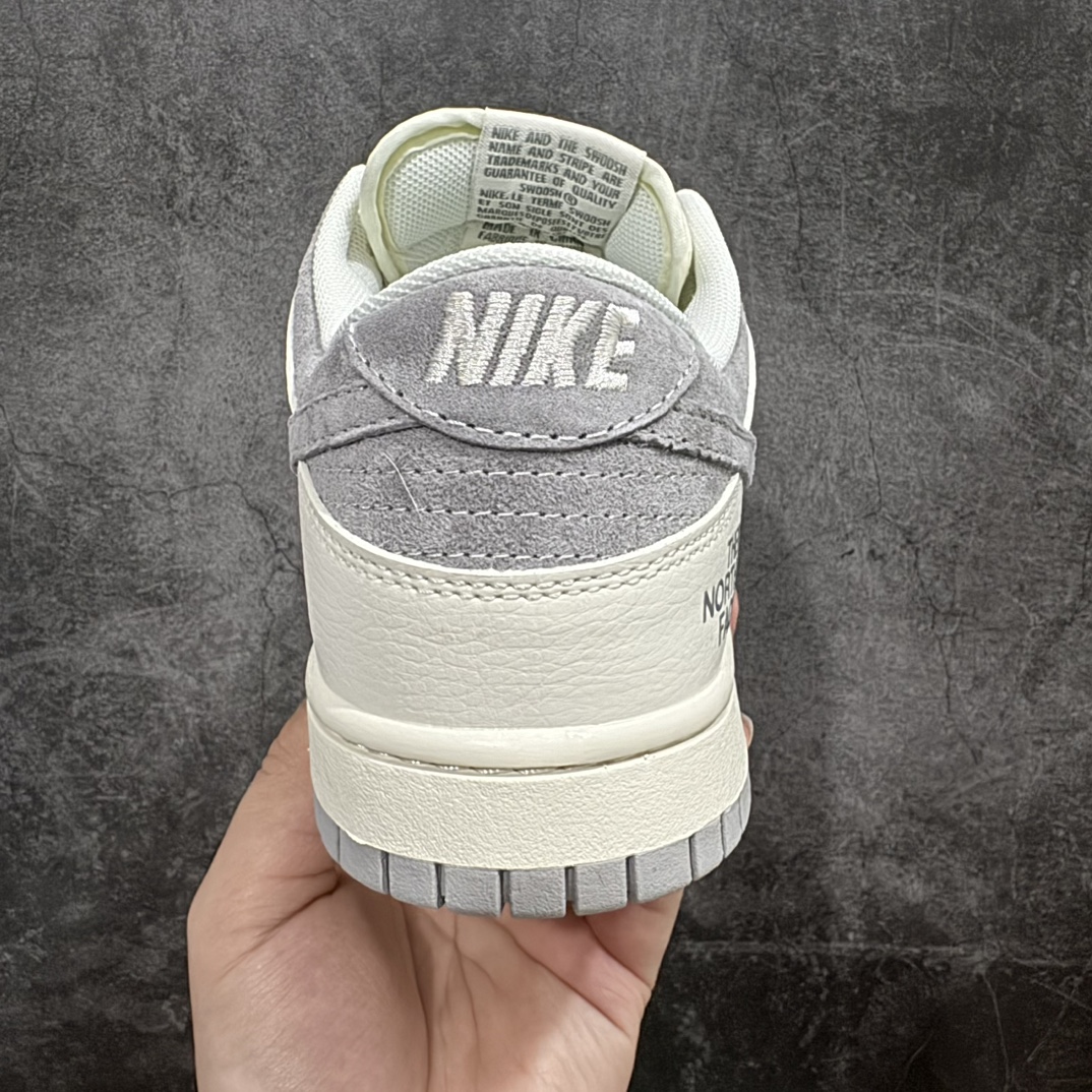 定制版TheNorthFACExNikeDunkSBLow北面x耐克SB低帮北面联名米白灰鞋身以浅灰色麂