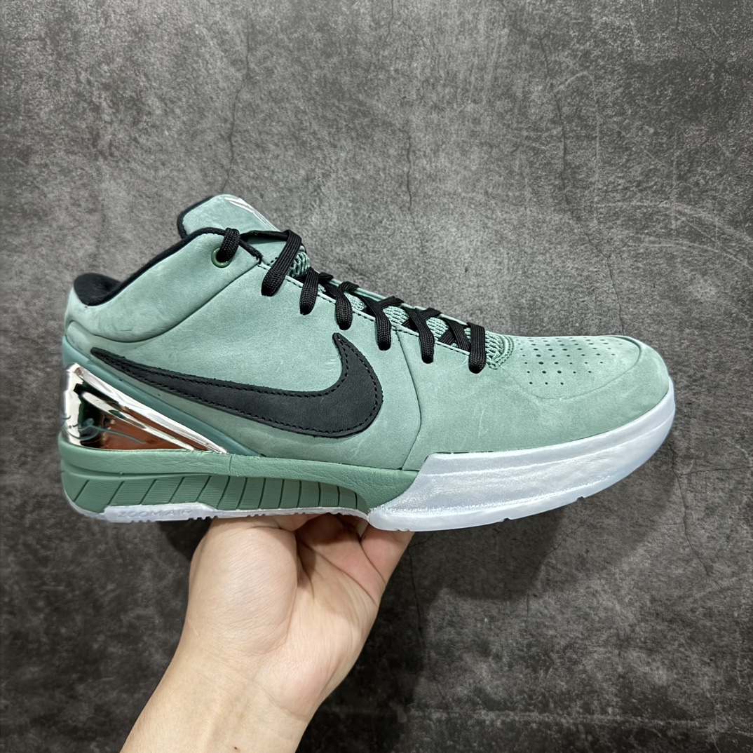 【灭世纯原海外球员版】科比4代 父亲节限定 电镀银 Kobe 4 protro \”Girl Dad\” 最强货品 39-47.5 全码出货‼️全新开版👊 最高工艺 最高标准 打造顶级实战旗舰标杆 。实战属性TOP 1 接受任意版本实战性能正面PK🔝实力源自深耕实战球鞋的工业底蕴，王者归来绝非空穴来风‼️杜绝杀猪 感受一分钱十分货诚意巨作[拳头]n✅原厂复刻纸板➕原楦调试 历时半年 打造近乎完美版型（包裹体验 鞋脚一体性 99% 无限接近）n✅原厂超厚头层磨砂牛皮 鞋面强度独一档 区分市场货品n✅革新缓震配置（前掌双密度Lunar➕后掌zoom气垫）n✅原装鞋垫➕正确蛇鳞压印原盒n✅中底MD绿色部分为特殊组合工艺 外层复合超薄绒布，触摸触感明显区分市场货品【市场唯一同步正品工艺货品】n✅独家售后 为实战保驾护航 尺码39-47.5一码一模 拒绝❌公版合模假大码 编码：JX380400-鞋库