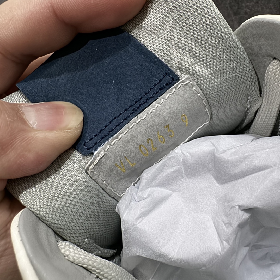 图片[7]-【佛山顶级超A版】Louis Vuitton LV Trainer 系列本地仓库现货 当天可自取n私人订单 专柜混卖零售专供n所有配色均为购买原版复刻n整体版型 皮料 市场独一无二后跟版型都可以自行对比[机智]吊打市场所有货n怒甩十条街，欢迎拿市场各大工厂的货来对比！n鞋舌烫金超正 压印程度秒杀市面90%以上的高端货n新配色陆续开发出货  尺码：39-45   编码：T1520550-鞋库