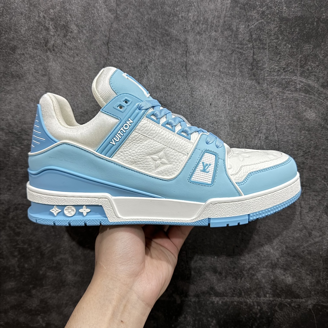 【佛山顶级超A版】Louis Vuitton LV Trainer 系列本地仓库现货 当天可自取n私人订单 专柜混卖零售专供n所有配色均为购买原版复刻n整体版型 皮料 市场独一无二后跟版型都可以自行对比[机智]吊打市场所有货n怒甩十条街，欢迎拿市场各大工厂的货来对比！n鞋舌烫金超正 压印程度秒杀市面90%以上的高端货n新配色陆续开发出货  尺码：39-45   编码：T1520550-鞋库