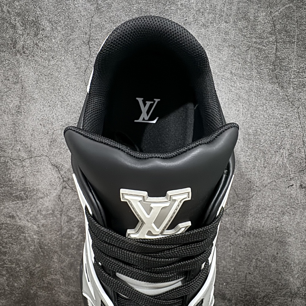 图片[8]-【佛山顶级超A版】Louis Vuitton LV Trainer 系列本地仓库现货 当天可自取n私人订单 专柜混卖零售专供n所有配色均为购买原版复刻n整体版型 皮料 市场独一无二后跟版型都可以自行对比[机智]吊打市场所有货n怒甩十条街，欢迎拿市场各大工厂的货来对比！n鞋舌烫金超正 压印程度秒杀市面90%以上的高端货n新配色陆续开发出货  尺码：39-45   编码：T1520550-莆田鞋批发中心