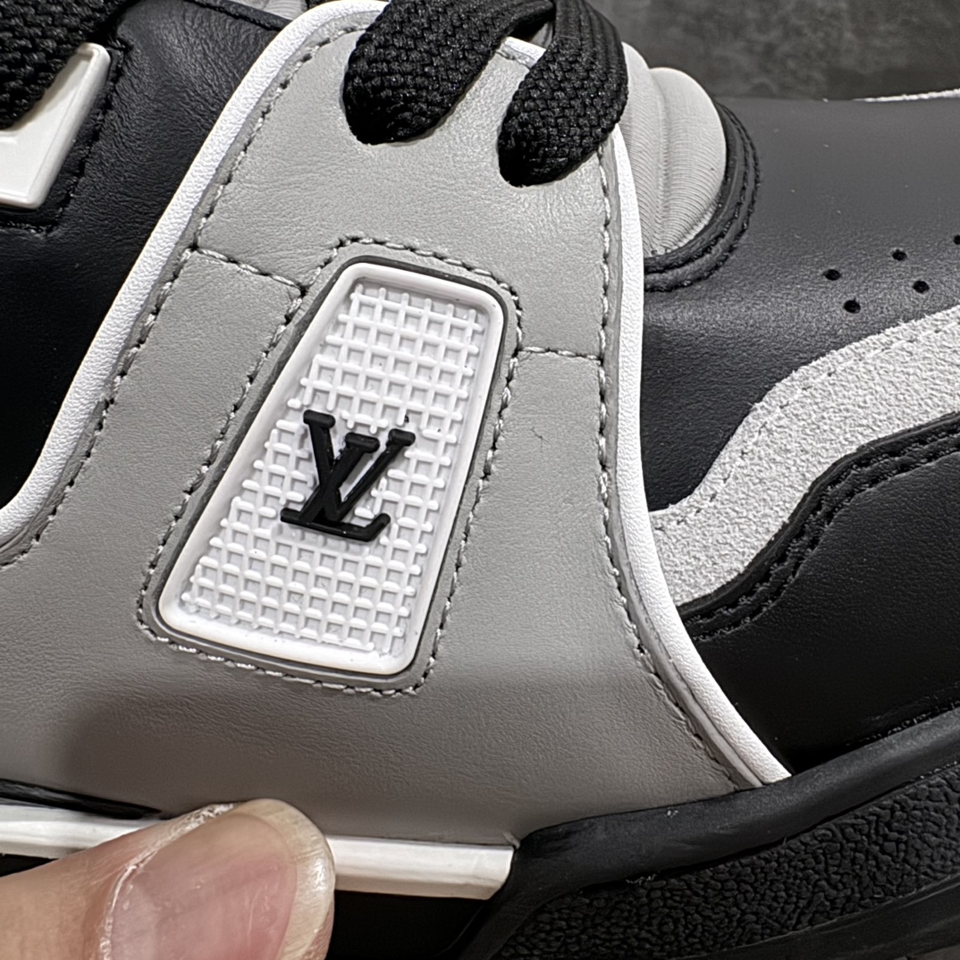 图片[4]-【佛山顶级超A版】Louis Vuitton LV Trainer 系列本地仓库现货 当天可自取n私人订单 专柜混卖零售专供n所有配色均为购买原版复刻n整体版型 皮料 市场独一无二后跟版型都可以自行对比[机智]吊打市场所有货n怒甩十条街，欢迎拿市场各大工厂的货来对比！n鞋舌烫金超正 压印程度秒杀市面90%以上的高端货n新配色陆续开发出货  尺码：39-45   编码：T1520550-莆田鞋批发中心