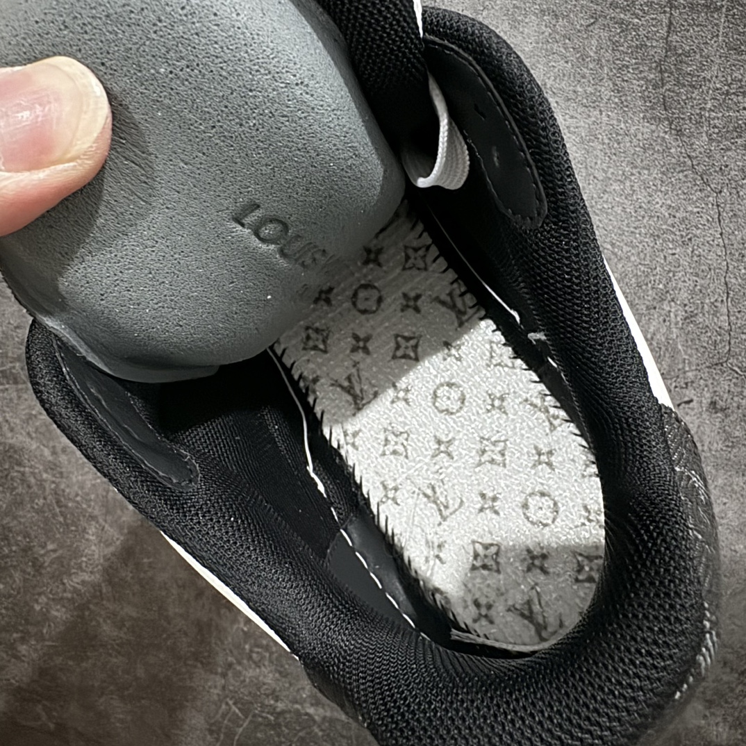 图片[7]-【佛山顶级超A版】Louis Vuitton LV Trainer 系列本地仓库现货 当天可自取n私人订单 专柜混卖零售专供n所有配色均为购买原版复刻n整体版型 皮料 市场独一无二后跟版型都可以自行对比[机智]吊打市场所有货n怒甩十条街，欢迎拿市场各大工厂的货来对比！n鞋舌烫金超正 压印程度秒杀市面90%以上的高端货n新配色陆续开发出货  尺码：39-45   编码：T1520550-鞋库