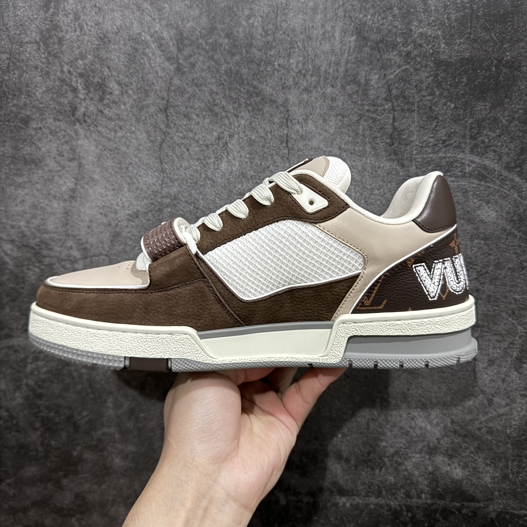 图片[2]-【佛山顶级超A版】Louis Vuitton LV Trainer 系列本地仓库现货 当天可自取n私人订单 专柜混卖零售专供n所有配色均为购买原版复刻n整体版型 皮料 市场独一无二后跟版型都可以自行对比[机智]吊打市场所有货n怒甩十条街，欢迎拿市场各大工厂的货来对比！n鞋舌烫金超正 压印程度秒杀市面90%以上的高端货n新配色陆续开发出货  尺码：39-45   编码：T1520550-莆田鞋批发中心