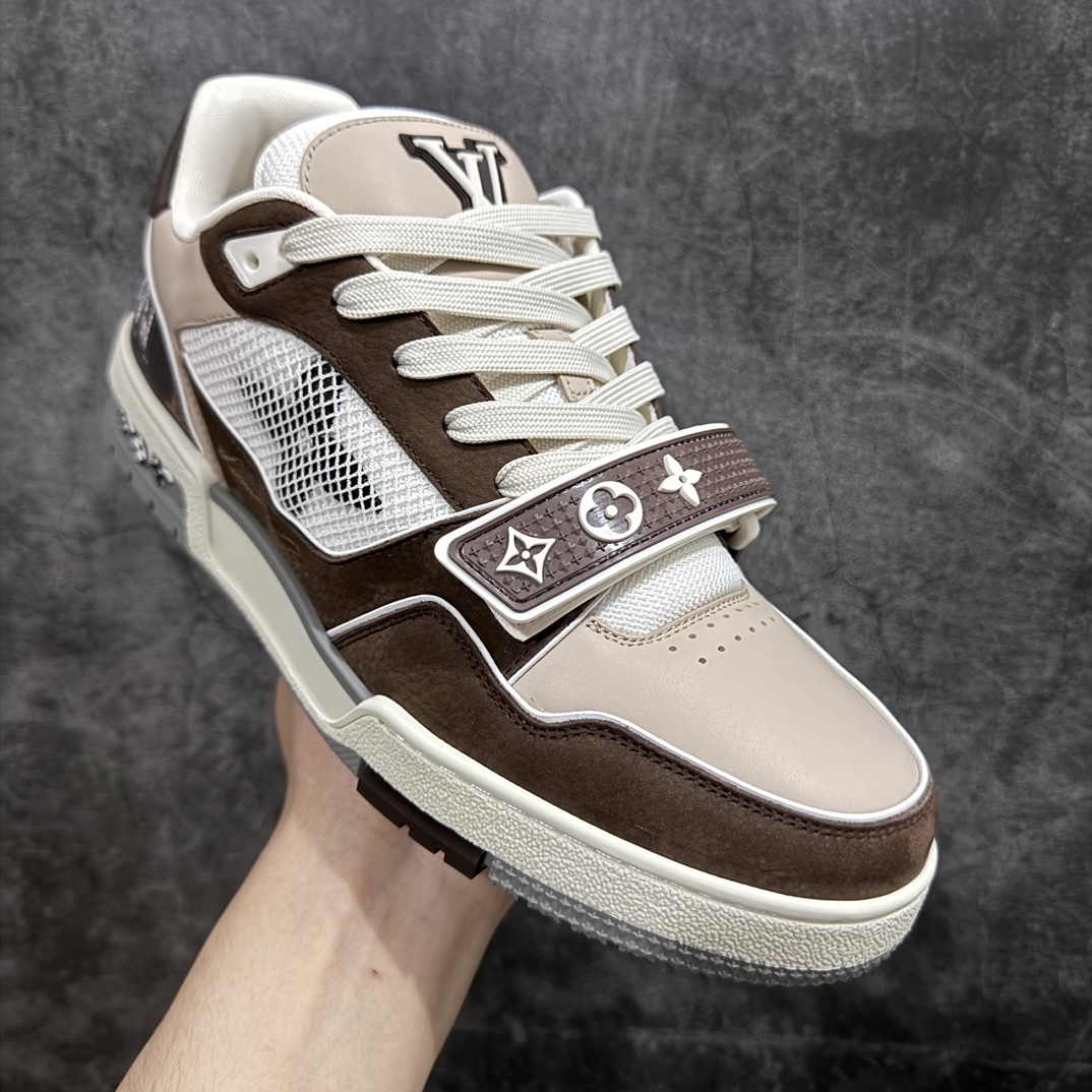 图片[3]-【佛山顶级超A版】Louis Vuitton LV Trainer 系列本地仓库现货 当天可自取n私人订单 专柜混卖零售专供n所有配色均为购买原版复刻n整体版型 皮料 市场独一无二后跟版型都可以自行对比[机智]吊打市场所有货n怒甩十条街，欢迎拿市场各大工厂的货来对比！n鞋舌烫金超正 压印程度秒杀市面90%以上的高端货n新配色陆续开发出货  尺码：39-45   编码：T1520550-莆田鞋批发中心