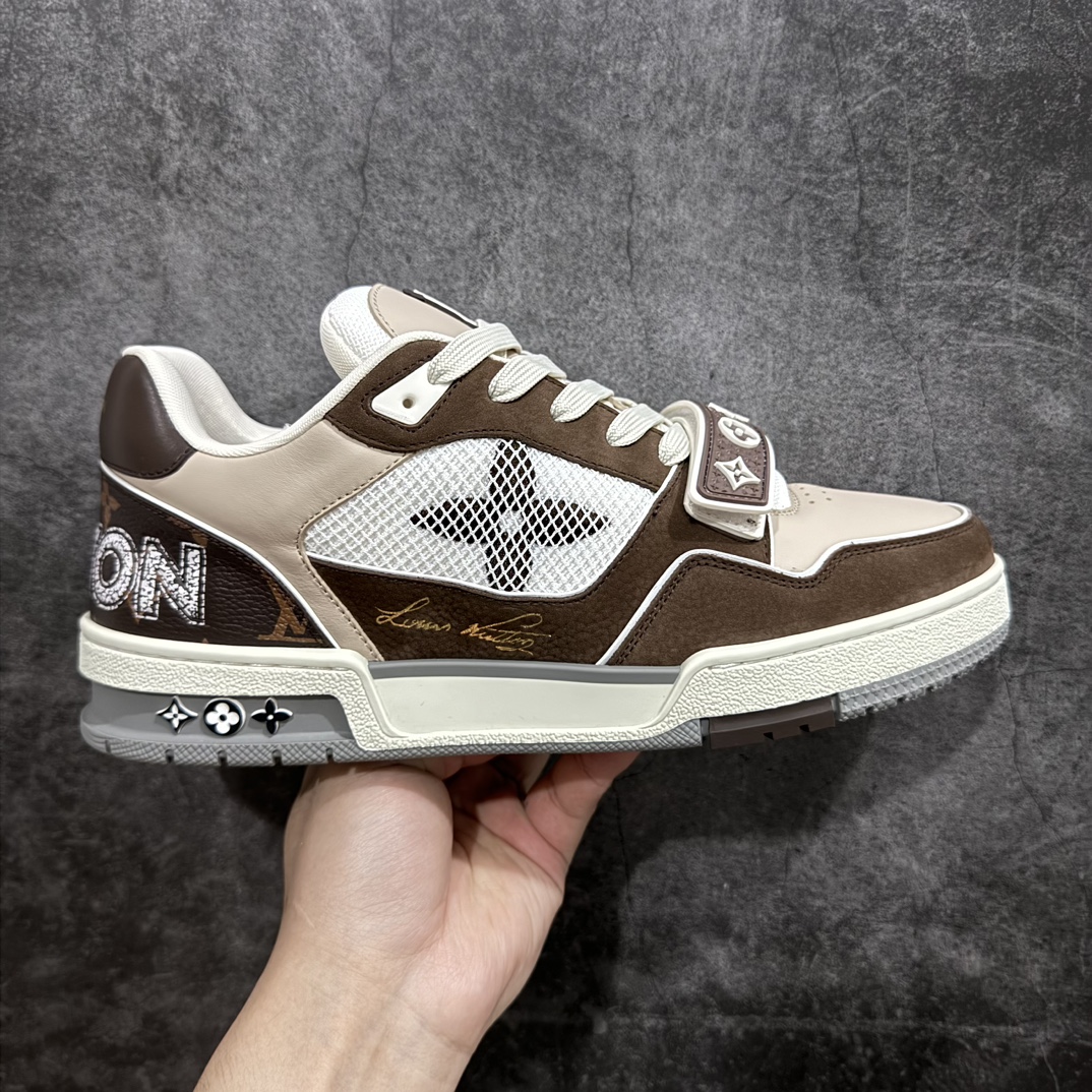 【佛山顶级超A版】Louis Vuitton LV Trainer 系列本地仓库现货 当天可自取n私人订单 专柜混卖零售专供n所有配色均为购买原版复刻n整体版型 皮料 市场独一无二后跟版型都可以自行对比[机智]吊打市场所有货n怒甩十条街，欢迎拿市场各大工厂的货来对比！n鞋舌烫金超正 压印程度秒杀市面90%以上的高端货n新配色陆续开发出货  尺码：39-45   编码：T1520550-莆田鞋批发中心