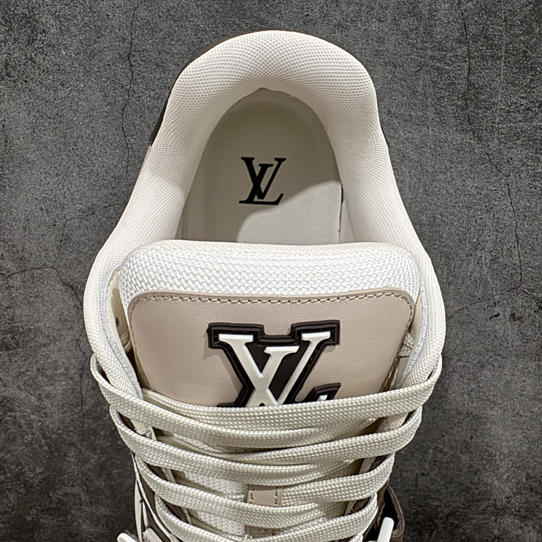 图片[8]-【佛山顶级超A版】Louis Vuitton LV Trainer 系列本地仓库现货 当天可自取n私人订单 专柜混卖零售专供n所有配色均为购买原版复刻n整体版型 皮料 市场独一无二后跟版型都可以自行对比[机智]吊打市场所有货n怒甩十条街，欢迎拿市场各大工厂的货来对比！n鞋舌烫金超正 压印程度秒杀市面90%以上的高端货n新配色陆续开发出货  尺码：39-45   编码：T1520550-莆田鞋批发中心