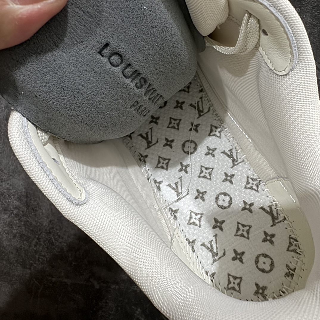 图片[8]-【佛山顶级超A版】Louis Vuitton LV Trainer 系列本地仓库现货 当天可自取n私人订单 专柜混卖零售专供n所有配色均为购买原版复刻n整体版型 皮料 市场独一无二后跟版型都可以自行对比[机智]吊打市场所有货n怒甩十条街，欢迎拿市场各大工厂的货来对比！n鞋舌烫金超正 压印程度秒杀市面90%以上的高端货n新配色陆续开发出货  尺码：39-45   编码：T1520550-鞋库