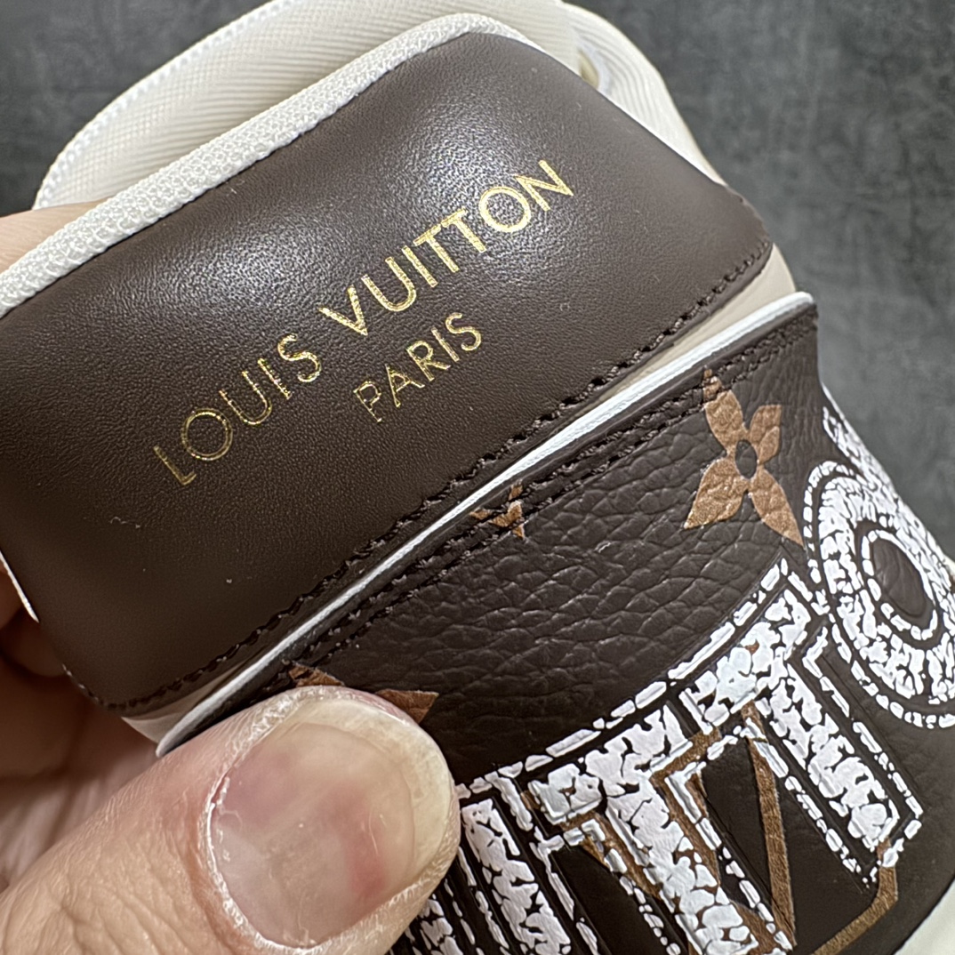 图片[9]-【佛山顶级超A版】Louis Vuitton LV Trainer 系列本地仓库现货 当天可自取n私人订单 专柜混卖零售专供n所有配色均为购买原版复刻n整体版型 皮料 市场独一无二后跟版型都可以自行对比[机智]吊打市场所有货n怒甩十条街，欢迎拿市场各大工厂的货来对比！n鞋舌烫金超正 压印程度秒杀市面90%以上的高端货n新配色陆续开发出货  尺码：39-45   编码：T1520550-莆田鞋批发中心