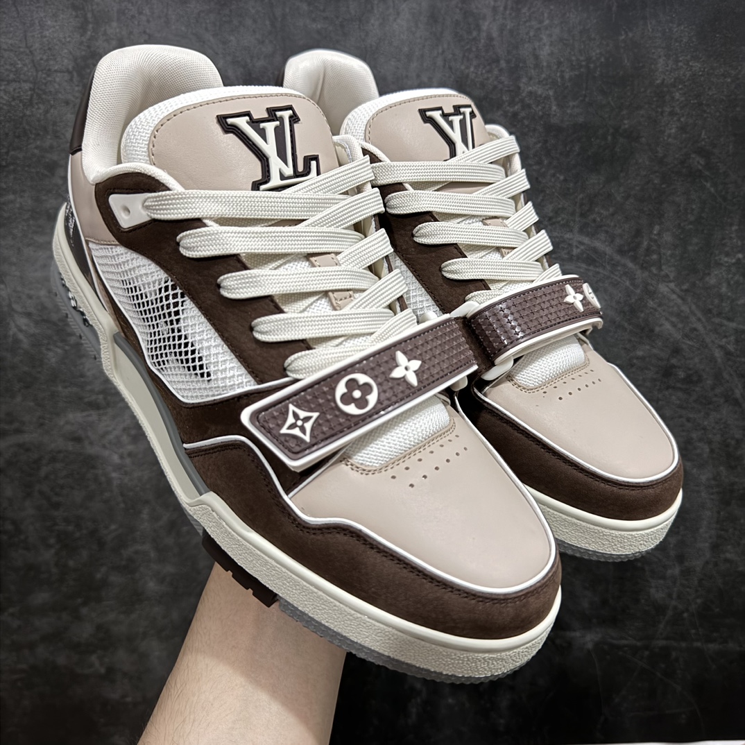 【佛山顶级超A版】Louis Vuitton LV Trainer 系列本地仓库现货 当天可自取n私人订单 专柜混卖零售专供n所有配色均为购买原版复刻n整体版型 皮料 市场独一无二后跟版型都可以自行对比[机智]吊打市场所有货n怒甩十条街，欢迎拿市场各大工厂的货来对比！n鞋舌烫金超正 压印程度秒杀市面90%以上的高端货n新配色陆续开发出货  尺码：39-45   编码：T1520550-莆田鞋批发中心