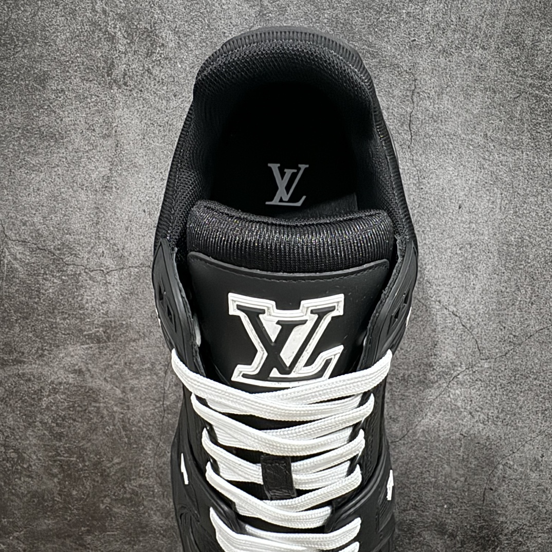 图片[8]-【佛山顶级超A版】Louis Vuitton LV Trainer 系列本地仓库现货 当天可自取n私人订单 专柜混卖零售专供n所有配色均为购买原版复刻n整体版型 皮料 市场独一无二后跟版型都可以自行对比[机智]吊打市场所有货n怒甩十条街，欢迎拿市场各大工厂的货来对比！n鞋舌烫金超正 压印程度秒杀市面90%以上的高端货n新配色陆续开发出货  尺码：39-45   编码：T1520550-鞋库