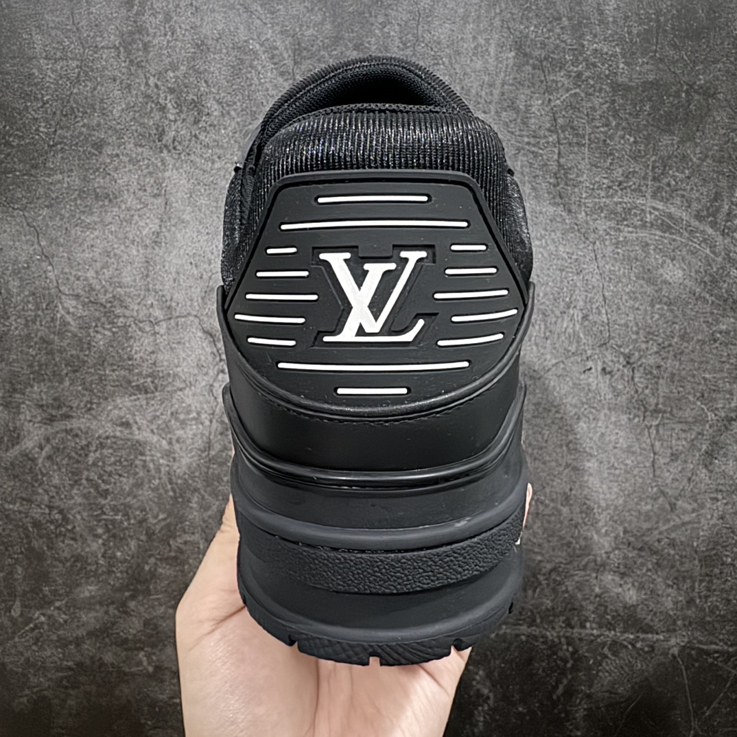 图片[4]-【佛山顶级超A版】Louis Vuitton LV Trainer 系列本地仓库现货 当天可自取n私人订单 专柜混卖零售专供n所有配色均为购买原版复刻n整体版型 皮料 市场独一无二后跟版型都可以自行对比[机智]吊打市场所有货n怒甩十条街，欢迎拿市场各大工厂的货来对比！n鞋舌烫金超正 压印程度秒杀市面90%以上的高端货n新配色陆续开发出货  尺码：39-45   编码：T1520550-鞋库