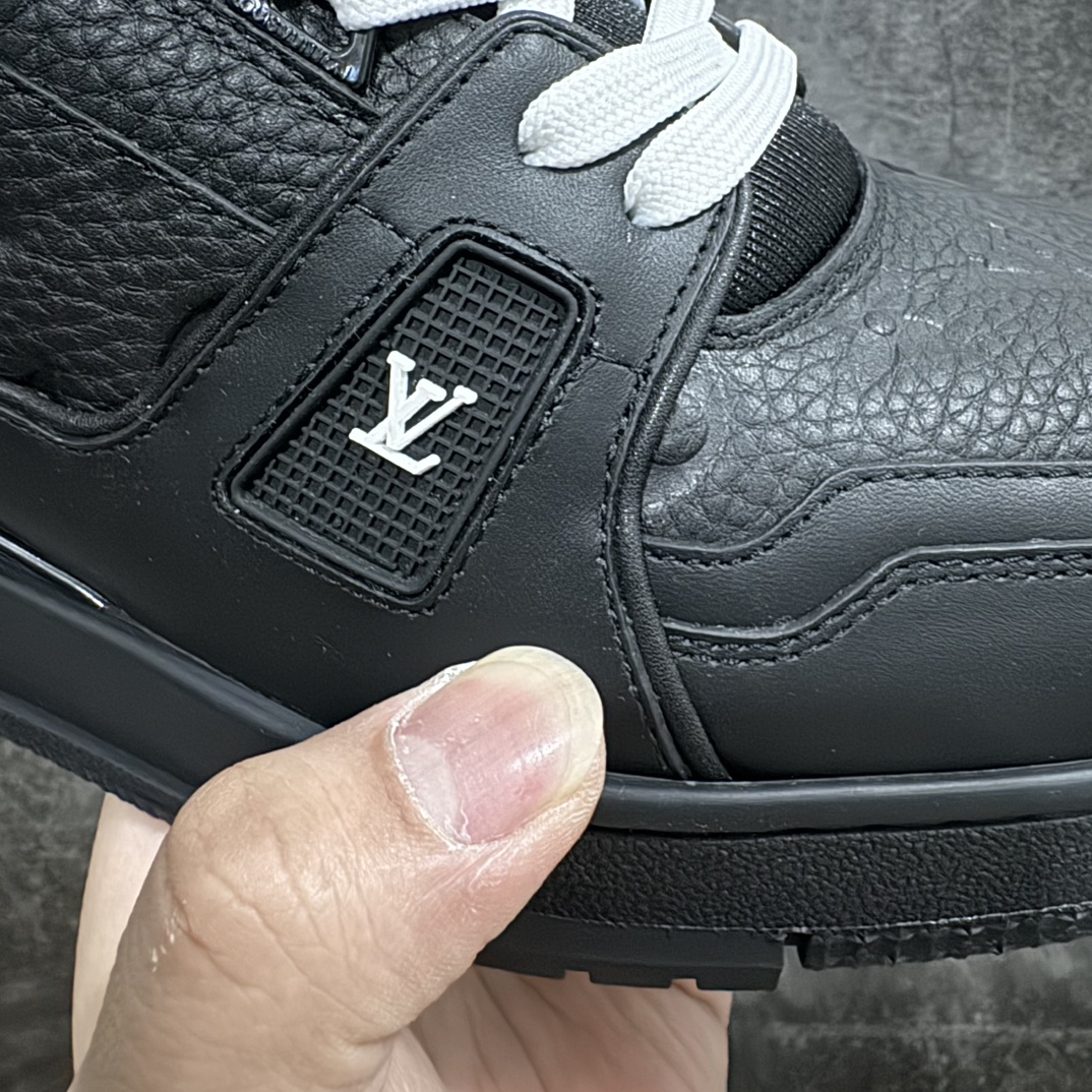 图片[4]-【佛山顶级超A版】Louis Vuitton LV Trainer 系列本地仓库现货 当天可自取n私人订单 专柜混卖零售专供n所有配色均为购买原版复刻n整体版型 皮料 市场独一无二后跟版型都可以自行对比[机智]吊打市场所有货n怒甩十条街，欢迎拿市场各大工厂的货来对比！n鞋舌烫金超正 压印程度秒杀市面90%以上的高端货n新配色陆续开发出货  尺码：39-45   编码：T1520550-莆田鞋批发中心