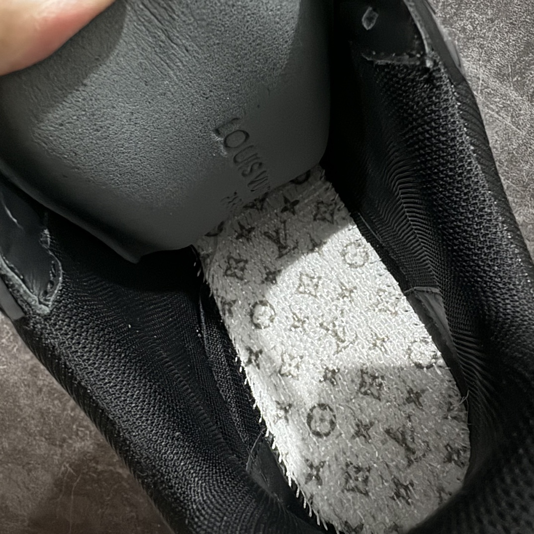 图片[8]-【佛山顶级超A版】Louis Vuitton LV Trainer 系列本地仓库现货 当天可自取n私人订单 专柜混卖零售专供n所有配色均为购买原版复刻n整体版型 皮料 市场独一无二后跟版型都可以自行对比[机智]吊打市场所有货n怒甩十条街，欢迎拿市场各大工厂的货来对比！n鞋舌烫金超正 压印程度秒杀市面90%以上的高端货n新配色陆续开发出货  尺码：39-45   编码：T1520550-莆田鞋批发中心