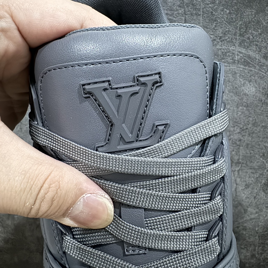 图片[5]-【佛山顶级超A版】Louis Vuitton LV Trainer 系列本地仓库现货 当天可自取n私人订单 专柜混卖零售专供n所有配色均为购买原版复刻n整体版型 皮料 市场独一无二后跟版型都可以自行对比[机智]吊打市场所有货n怒甩十条街，欢迎拿市场各大工厂的货来对比！n鞋舌烫金超正 压印程度秒杀市面90%以上的高端货n新配色陆续开发出货  尺码：39-45   编码：T1520550-莆田鞋批发中心