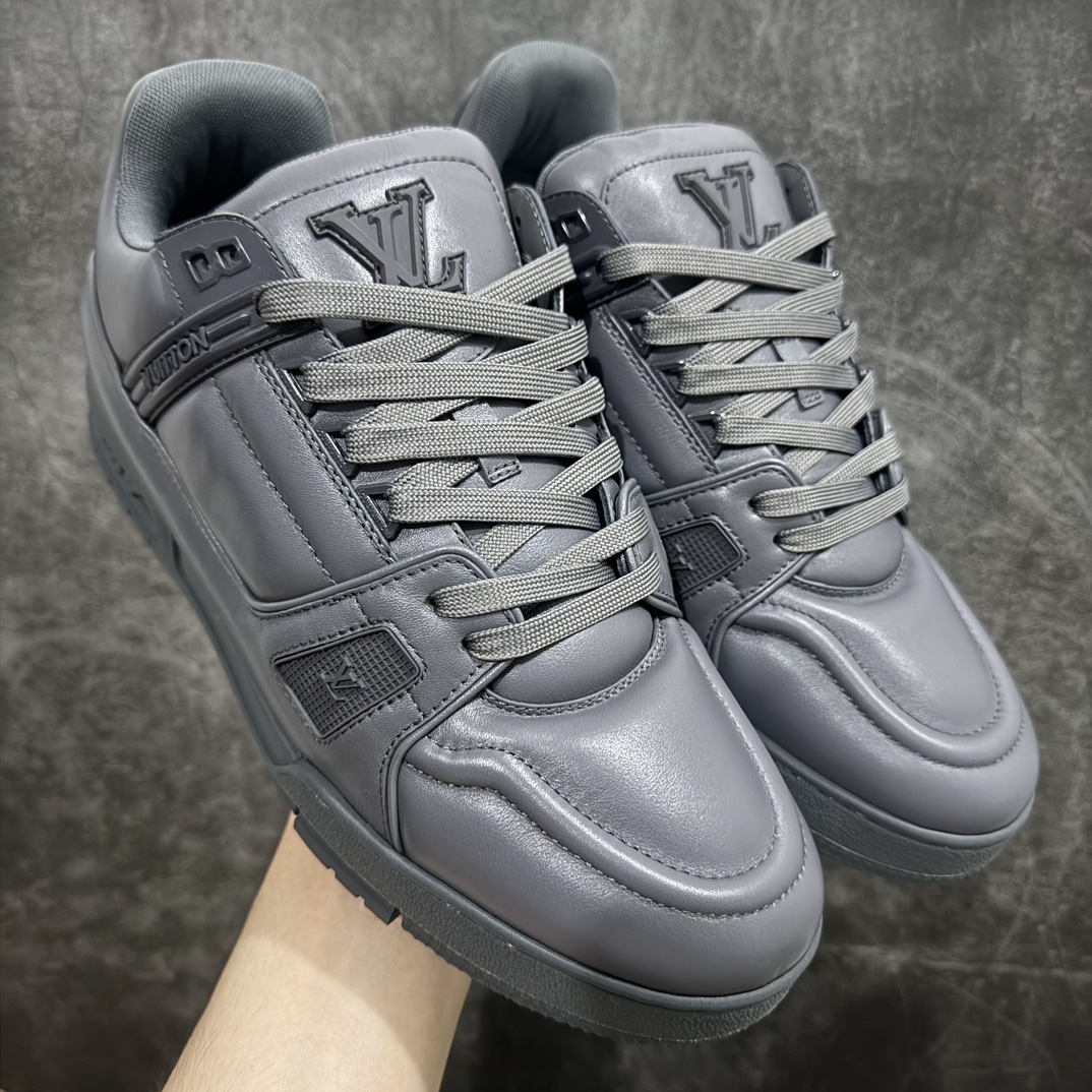 【佛山顶级超A版】Louis Vuitton LV Trainer 系列本地仓库现货 当天可自取n私人订单 专柜混卖零售专供n所有配色均为购买原版复刻n整体版型 皮料 市场独一无二后跟版型都可以自行对比[机智]吊打市场所有货n怒甩十条街，欢迎拿市场各大工厂的货来对比！n鞋舌烫金超正 压印程度秒杀市面90%以上的高端货n新配色陆续开发出货  尺码：39-45   编码：T1520550-鞋库