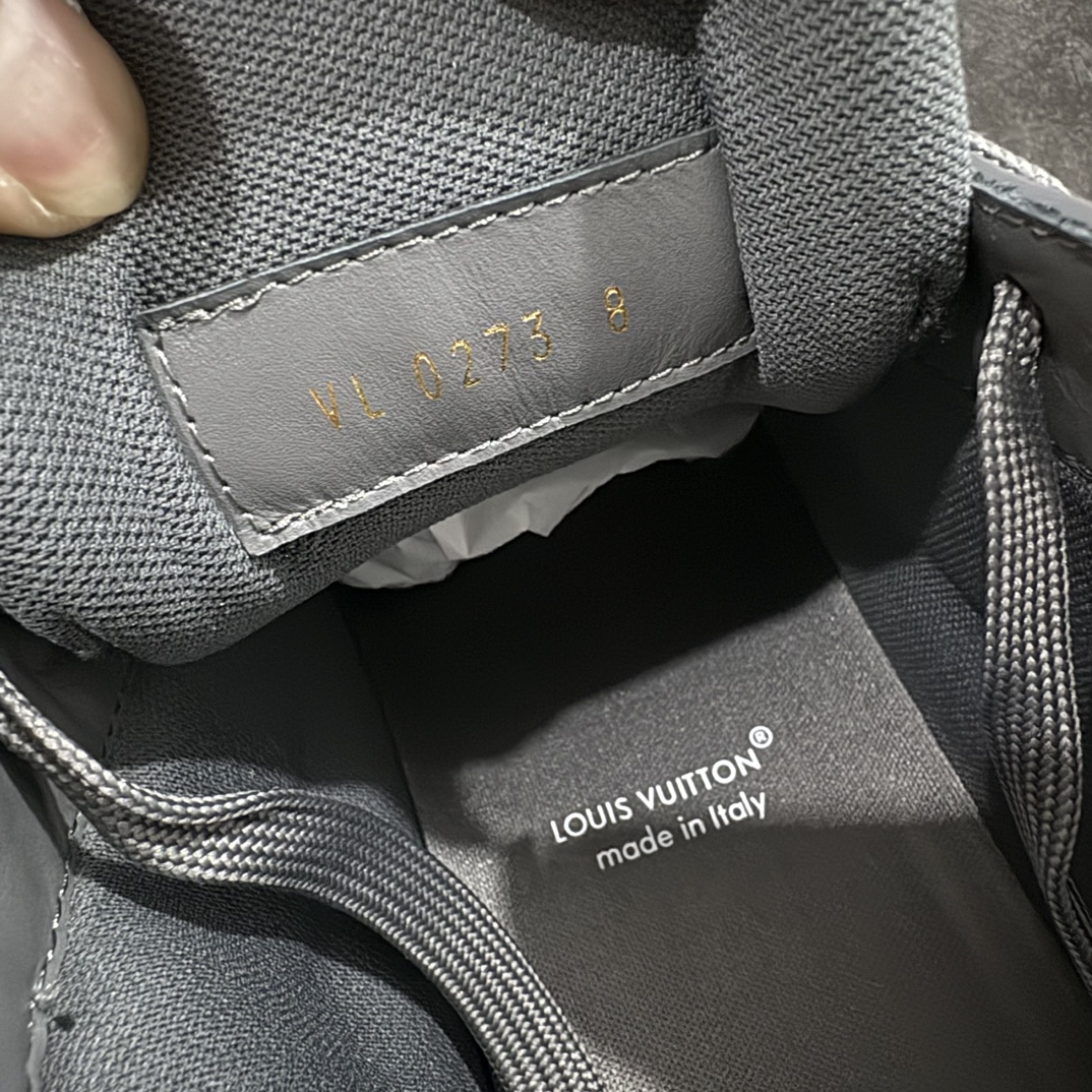 图片[6]-【佛山顶级超A版】Louis Vuitton LV Trainer 系列本地仓库现货 当天可自取n私人订单 专柜混卖零售专供n所有配色均为购买原版复刻n整体版型 皮料 市场独一无二后跟版型都可以自行对比[机智]吊打市场所有货n怒甩十条街，欢迎拿市场各大工厂的货来对比！n鞋舌烫金超正 压印程度秒杀市面90%以上的高端货n新配色陆续开发出货  尺码：39-45   编码：T1520550-莆田鞋批发中心