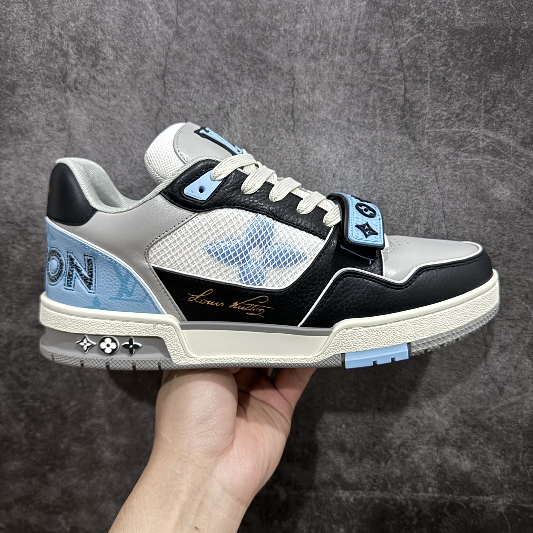 【佛山顶级超A版】Louis Vuitton LV Trainer 系列本地仓库现货 当天可自取n私人订单 专柜混卖零售专供n所有配色均为购买原版复刻n整体版型 皮料 市场独一无二后跟版型都可以自行对比[机智]吊打市场所有货n怒甩十条街，欢迎拿市场各大工厂的货来对比！n鞋舌烫金超正 压印程度秒杀市面90%以上的高端货n新配色陆续开发出货  尺码：39-45   编码：T1520550-鞋库