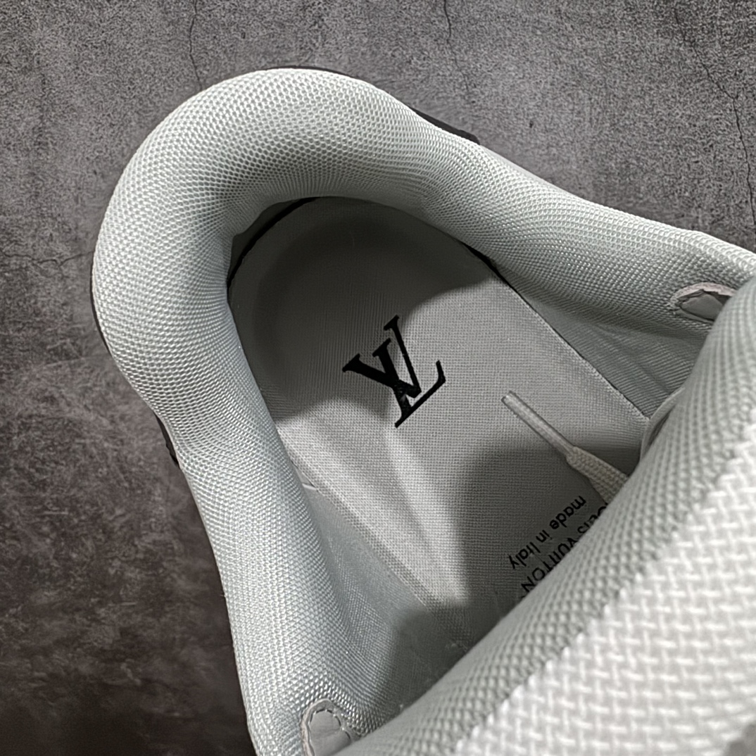 图片[8]-【佛山顶级超A版】Louis Vuitton LV Trainer 系列本地仓库现货 当天可自取n私人订单 专柜混卖零售专供n所有配色均为购买原版复刻n整体版型 皮料 市场独一无二后跟版型都可以自行对比[机智]吊打市场所有货n怒甩十条街，欢迎拿市场各大工厂的货来对比！n鞋舌烫金超正 压印程度秒杀市面90%以上的高端货n新配色陆续开发出货  尺码：39-45   编码：T1520550-鞋库