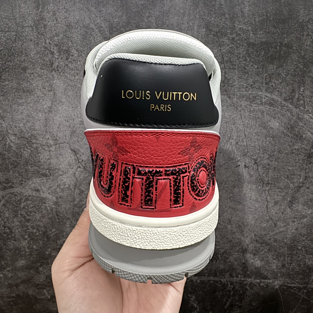 图片[4]-【佛山顶级超A版】Louis Vuitton LV Trainer 系列本地仓库现货 当天可自取n私人订单 专柜混卖零售专供n所有配色均为购买原版复刻n整体版型 皮料 市场独一无二后跟版型都可以自行对比[机智]吊打市场所有货n怒甩十条街，欢迎拿市场各大工厂的货来对比！n鞋舌烫金超正 压印程度秒杀市面90%以上的高端货n新配色陆续开发出货  尺码：39-45   编码：T1520550-鞋库