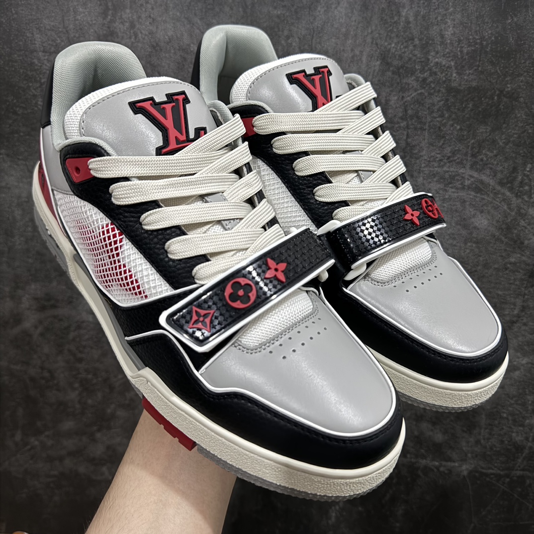 【佛山顶级超A版】Louis Vuitton LV Trainer 系列本地仓库现货 当天可自取n私人订单 专柜混卖零售专供n所有配色均为购买原版复刻n整体版型 皮料 市场独一无二后跟版型都可以自行对比[机智]吊打市场所有货n怒甩十条街，欢迎拿市场各大工厂的货来对比！n鞋舌烫金超正 压印程度秒杀市面90%以上的高端货n新配色陆续开发出货  尺码：39-45   编码：T1520550-鞋库