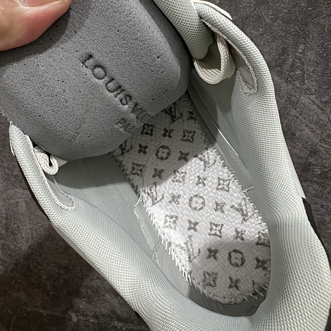 图片[8]-【佛山顶级超A版】Louis Vuitton LV Trainer 系列本地仓库现货 当天可自取n私人订单 专柜混卖零售专供n所有配色均为购买原版复刻n整体版型 皮料 市场独一无二后跟版型都可以自行对比[机智]吊打市场所有货n怒甩十条街，欢迎拿市场各大工厂的货来对比！n鞋舌烫金超正 压印程度秒杀市面90%以上的高端货n新配色陆续开发出货  尺码：39-45   编码：T1520550-鞋库