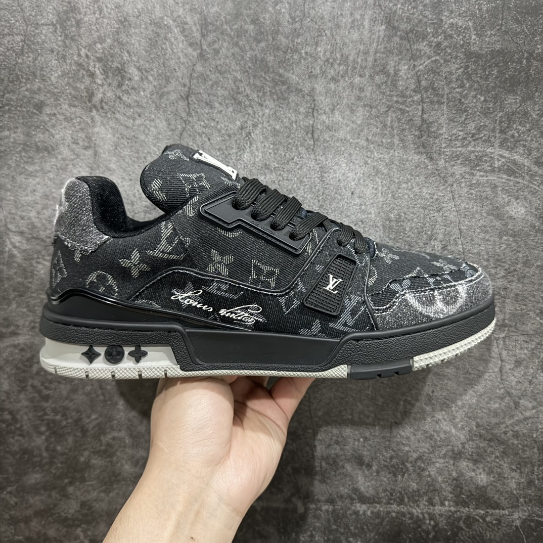 【佛山顶级超A版】Louis Vuitton LV Trainer 系列本地仓库现货 当天可自取n私人订单 专柜混卖零售专供n所有配色均为购买原版复刻n整体版型 皮料 市场独一无二后跟版型都可以自行对比[机智]吊打市场所有货n怒甩十条街，欢迎拿市场各大工厂的货来对比！n鞋舌烫金超正 压印程度秒杀市面90%以上的高端货n新配色陆续开发出货  尺码：39-45   编码：T1520550-鞋库