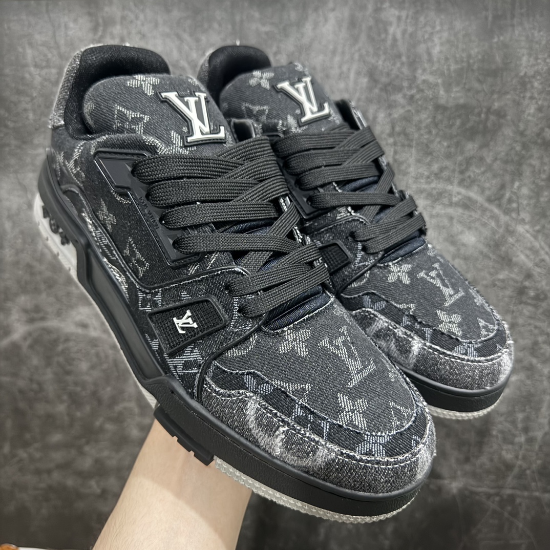 【佛山顶级超A版】Louis Vuitton LV Trainer 系列本地仓库现货 当天可自取n私人订单 专柜混卖零售专供n所有配色均为购买原版复刻n整体版型 皮料 市场独一无二后跟版型都可以自行对比[机智]吊打市场所有货n怒甩十条街，欢迎拿市场各大工厂的货来对比！n鞋舌烫金超正 压印程度秒杀市面90%以上的高端货n新配色陆续开发出货  尺码：39-45   编码：T1520550-鞋库