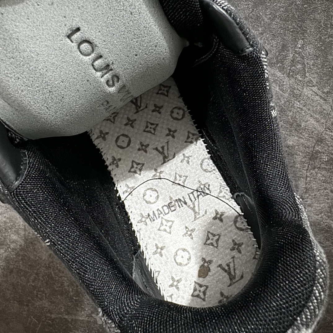 图片[8]-【佛山顶级超A版】Louis Vuitton LV Trainer 系列本地仓库现货 当天可自取n私人订单 专柜混卖零售专供n所有配色均为购买原版复刻n整体版型 皮料 市场独一无二后跟版型都可以自行对比[机智]吊打市场所有货n怒甩十条街，欢迎拿市场各大工厂的货来对比！n鞋舌烫金超正 压印程度秒杀市面90%以上的高端货n新配色陆续开发出货  尺码：39-45   编码：T1520550-鞋库