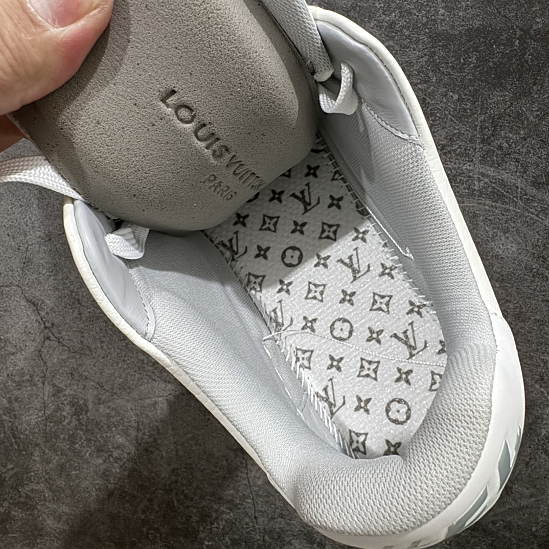 图片[8]-【佛山顶级超A版】Louis Vuitton LV Trainer 系列本地仓库现货 当天可自取n私人订单 专柜混卖零售专供n所有配色均为购买原版复刻n整体版型 皮料 市场独一无二后跟版型都可以自行对比[机智]吊打市场所有货n怒甩十条街，欢迎拿市场各大工厂的货来对比！n鞋舌烫金超正 压印程度秒杀市面90%以上的高端货n新配色陆续开发出货  尺码：35-45   编码：T1520550-鞋库