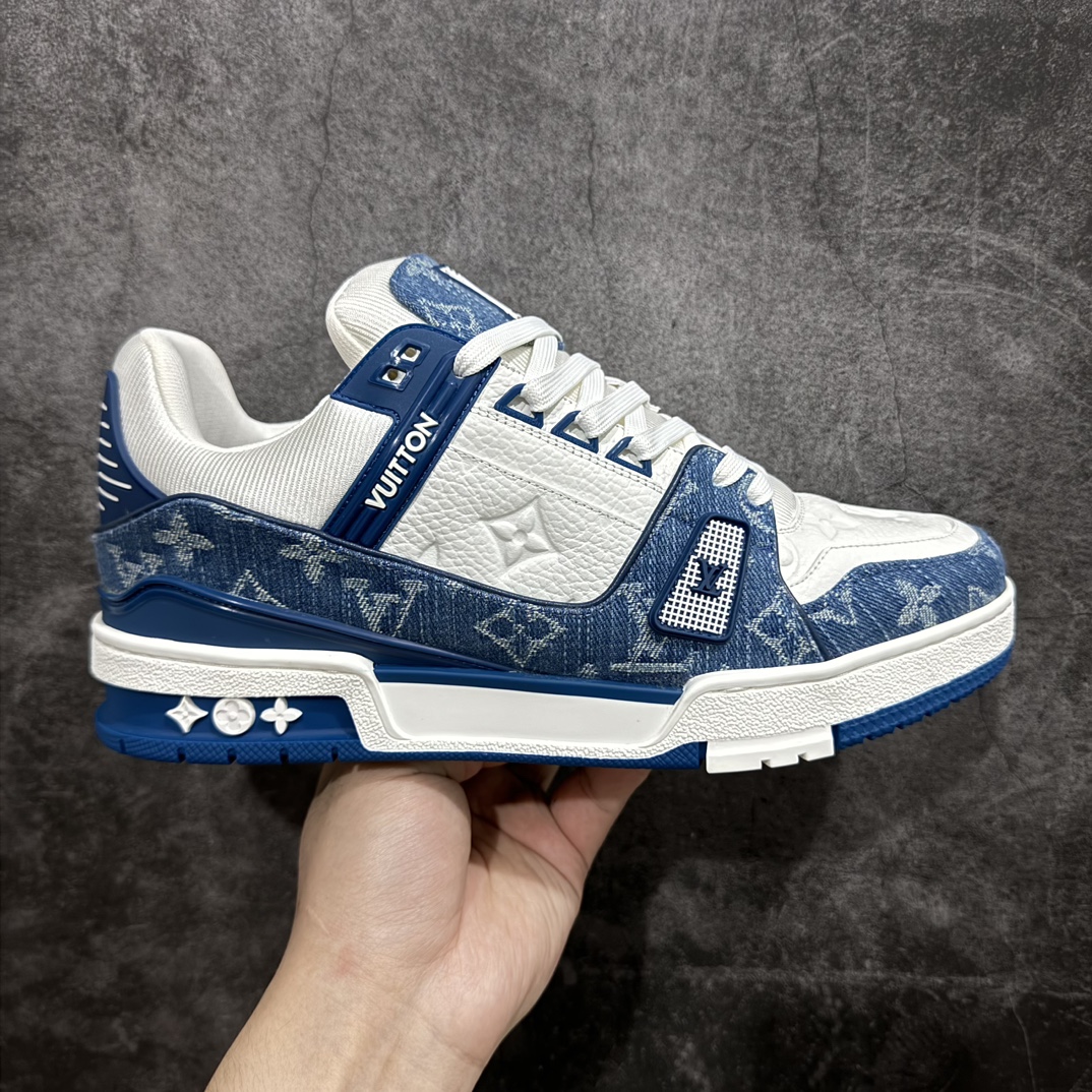 【佛山顶级超A版】Louis Vuitton LV Trainer 系列本地仓库现货 当天可自取n私人订单 专柜混卖零售专供n所有配色均为购买原版复刻n整体版型 皮料 市场独一无二后跟版型都可以自行对比[机智]吊打市场所有货n怒甩十条街，欢迎拿市场各大工厂的货来对比！n鞋舌烫金超正 压印程度秒杀市面90%以上的高端货n新配色陆续开发出货  尺码：35-45   编码：T1520550-鞋库