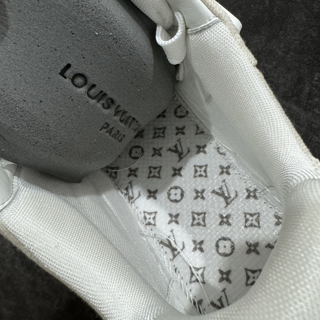 图片[9]-【佛山顶级超A版】Louis Vuitton LV Trainer系列本地仓库现货 当天可自取n私人订单 专柜混卖零售专供n所有配色均为购买原版复刻n整体版型 皮料 市场独一无二后跟版型都可以自行对比[机智]吊打市场所有货n怒甩十条街，欢迎拿市场各大工厂的货来对比！n鞋舌烫金超正 压印程度秒杀市面90%以上的高端货n新配色陆续开发出货  尺码：39-45   编码：T1520550-鞋库