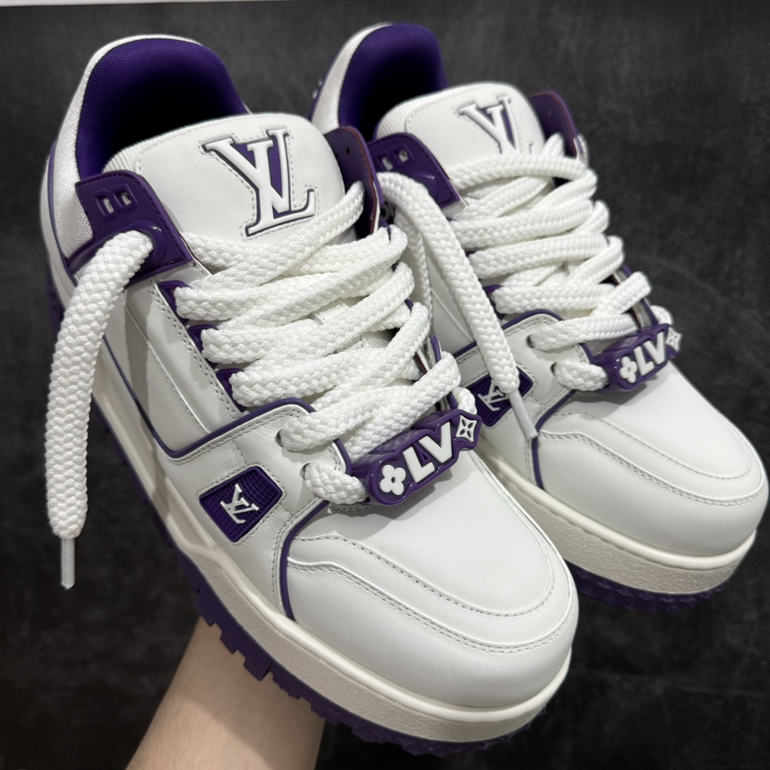 【佛山顶级超A版】Louis Vuitton LV Trainer系列 白紫胖丁n本地仓库现货 当天可自取n私人订单 专柜混卖零售专供n所有配色均为购买原版复刻n整体版型 皮料 市场独一无二后跟版型都可以自行对比[机智]吊打市场所有货n怒甩十条街，欢迎拿市场各大工厂的货来对比！n鞋舌烫金超正 压印程度秒杀市面90%以上的高端货n新配色陆续开发出货  尺码：39-45   编码：T1520550-鞋库