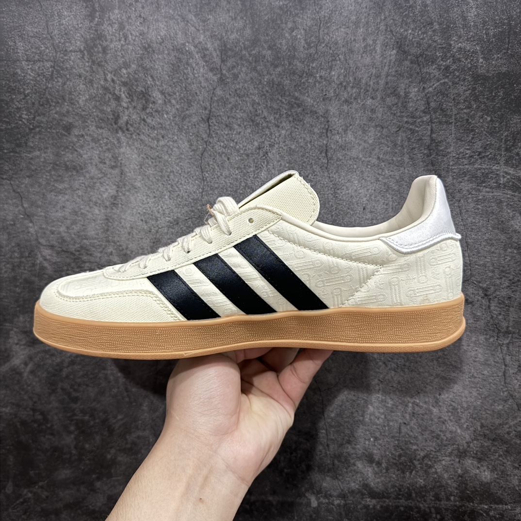 图片[2]-【纯原神版】Dorophy Tang x Adidas Gazelle Indoor Trainers 羚羊内训系列低帮复古百搭休闲运动德训风板鞋 「万物寻宗」新系列「武」上市 太极阴阳 联手当代艺术家 奶白鸳鸯黑生胶底 IG3677 高端零售特供批次 原厂定制长毛翻毛皮组合环保纤维革鞋面材质 内置环保海玻璃鞋垫 外置RB橡胶大底 产品品控稳定性领先行业 原厂全套原楦原纸板冲刀磨具开发 原厂皮料加持 原厂港宝加持定型后跟R度完美 将复古进行到底 简约流畅 三十年不变经典 这款Gazelle运动鞋 无论面料、配色、质感或设计 都只在重现其1991年原款的经典 皮革鞋面 撞色三条纹和鞋跟标的设计 力求呈现90年代的经典复古风潮 Samba火热的同时 也带动了其它的复古鞋型 Gazelle便是其中一只 Gazelle Indoor拥有包边更宽的T字型鞋头 更好的保护运动员的前掌 浓浓的复古氛围感 非常适合现在流行的Cleanfit风格  尺码：35.5 36 36⅔ 37⅓ 38 38⅔ 39⅓ 40 40⅔ 41⅓ 42 42⅔ 43⅓ 44 44⅔ 45 编码：DZ220250-鞋库