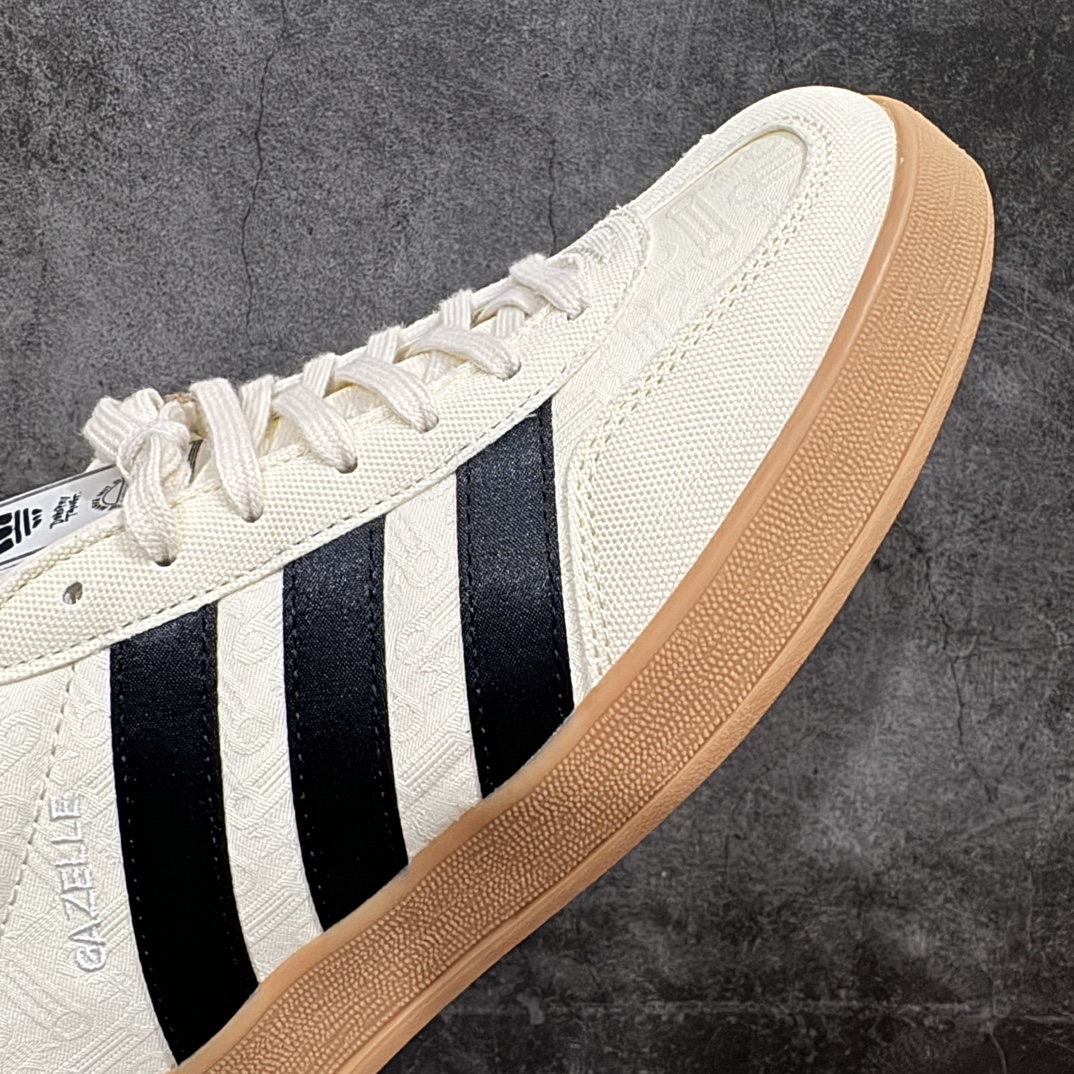 图片[6]-【纯原神版】Dorophy Tang x Adidas Gazelle Indoor Trainers 羚羊内训系列低帮复古百搭休闲运动德训风板鞋 「万物寻宗」新系列「武」上市 太极阴阳 联手当代艺术家 奶白鸳鸯黑生胶底 IG3677 高端零售特供批次 原厂定制长毛翻毛皮组合环保纤维革鞋面材质 内置环保海玻璃鞋垫 外置RB橡胶大底 产品品控稳定性领先行业 原厂全套原楦原纸板冲刀磨具开发 原厂皮料加持 原厂港宝加持定型后跟R度完美 将复古进行到底 简约流畅 三十年不变经典 这款Gazelle运动鞋 无论面料、配色、质感或设计 都只在重现其1991年原款的经典 皮革鞋面 撞色三条纹和鞋跟标的设计 力求呈现90年代的经典复古风潮 Samba火热的同时 也带动了其它的复古鞋型 Gazelle便是其中一只 Gazelle Indoor拥有包边更宽的T字型鞋头 更好的保护运动员的前掌 浓浓的复古氛围感 非常适合现在流行的Cleanfit风格  尺码：35.5 36 36⅔ 37⅓ 38 38⅔ 39⅓ 40 40⅔ 41⅓ 42 42⅔ 43⅓ 44 44⅔ 45 编码：DZ220250-鞋库