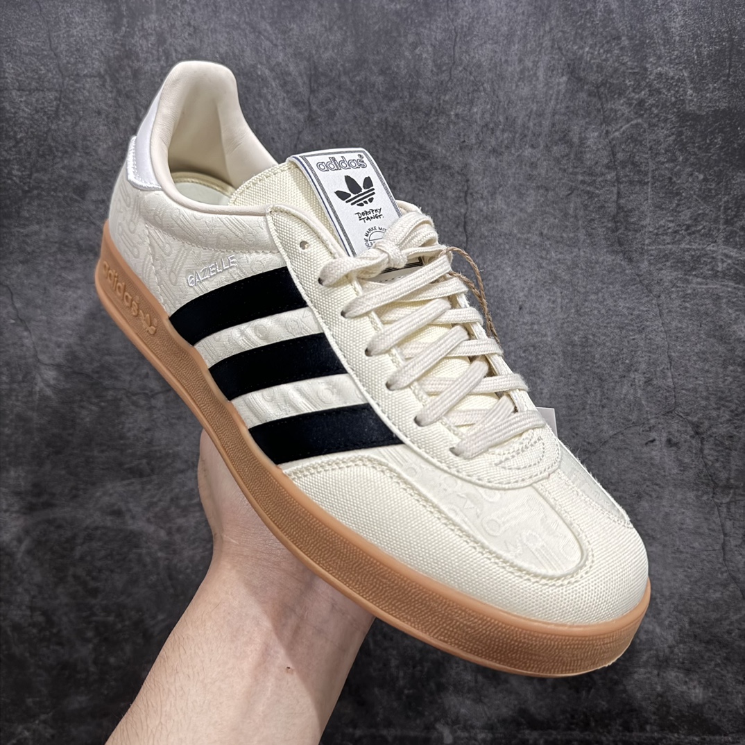 图片[3]-【纯原神版】Dorophy Tang x Adidas Gazelle Indoor Trainers 羚羊内训系列低帮复古百搭休闲运动德训风板鞋 「万物寻宗」新系列「武」上市 太极阴阳 联手当代艺术家 奶白鸳鸯黑生胶底 IG3677 高端零售特供批次 原厂定制长毛翻毛皮组合环保纤维革鞋面材质 内置环保海玻璃鞋垫 外置RB橡胶大底 产品品控稳定性领先行业 原厂全套原楦原纸板冲刀磨具开发 原厂皮料加持 原厂港宝加持定型后跟R度完美 将复古进行到底 简约流畅 三十年不变经典 这款Gazelle运动鞋 无论面料、配色、质感或设计 都只在重现其1991年原款的经典 皮革鞋面 撞色三条纹和鞋跟标的设计 力求呈现90年代的经典复古风潮 Samba火热的同时 也带动了其它的复古鞋型 Gazelle便是其中一只 Gazelle Indoor拥有包边更宽的T字型鞋头 更好的保护运动员的前掌 浓浓的复古氛围感 非常适合现在流行的Cleanfit风格  尺码：35.5 36 36⅔ 37⅓ 38 38⅔ 39⅓ 40 40⅔ 41⅓ 42 42⅔ 43⅓ 44 44⅔ 45 编码：DZ220250-鞋库