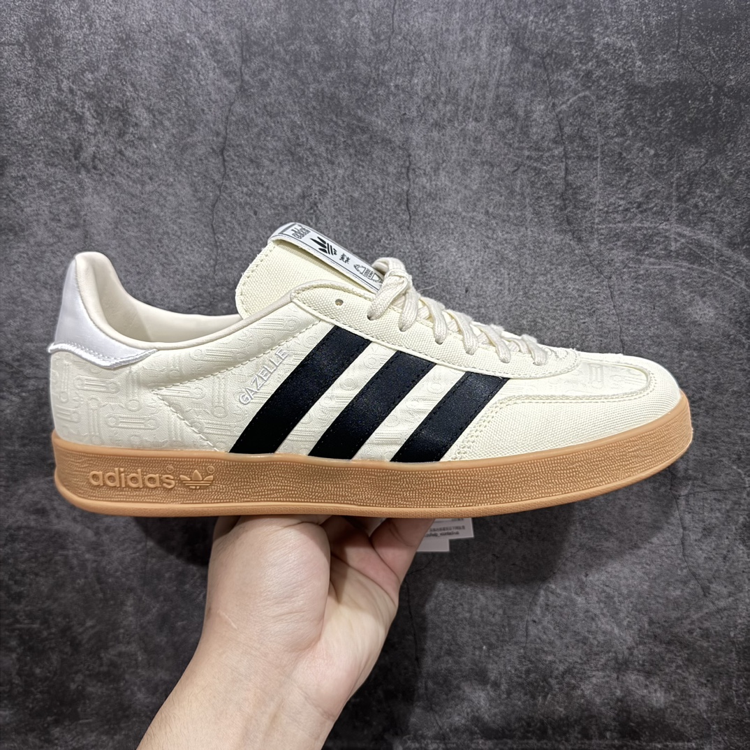 【纯原神版】Dorophy Tang x Adidas Gazelle Indoor Trainers 羚羊内训系列低帮复古百搭休闲运动德训风板鞋 「万物寻宗」新系列「武」上市 太极阴阳 联手当代艺术家 奶白鸳鸯黑生胶底 IG3677 高端零售特供批次 原厂定制长毛翻毛皮组合环保纤维革鞋面材质 内置环保海玻璃鞋垫 外置RB橡胶大底 产品品控稳定性领先行业 原厂全套原楦原纸板冲刀磨具开发 原厂皮料加持 原厂港宝加持定型后跟R度完美 将复古进行到底 简约流畅 三十年不变经典 这款Gazelle运动鞋 无论面料、配色、质感或设计 都只在重现其1991年原款的经典 皮革鞋面 撞色三条纹和鞋跟标的设计 力求呈现90年代的经典复古风潮 Samba火热的同时 也带动了其它的复古鞋型 Gazelle便是其中一只 Gazelle Indoor拥有包边更宽的T字型鞋头 更好的保护运动员的前掌 浓浓的复古氛围感 非常适合现在流行的Cleanfit风格  尺码：35.5 36 36⅔ 37⅓ 38 38⅔ 39⅓ 40 40⅔ 41⅓ 42 42⅔ 43⅓ 44 44⅔ 45 编码：DZ220250-鞋库