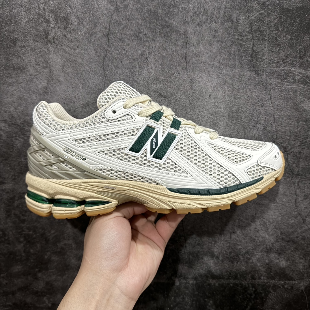 【纯原版】NB新百伦New Balance M1906R 灰蓝色 M1906RQ 系列复古老爹风休闲运动慢跑鞋采用轻质牛剖革拼接透气网眼衬垫织物鞋面材质#T-Beam大底提供足步弓支撑，保持步态稳定#后跟搭载外露缓震胶 鞋身整体以各种深浅不一的灰色覆盖，鞋头以淡蓝色调装饰，网眼衬垫通过不规律的色块实现做旧的美感，泛黄的鞋底更是进一步增添了复古气息。 尺码：36 37 37.5 38 38.5 39.5 40 40.5 41.5 42 42.5 43 44 45 编码：JP260300-莆田鞋批发中心