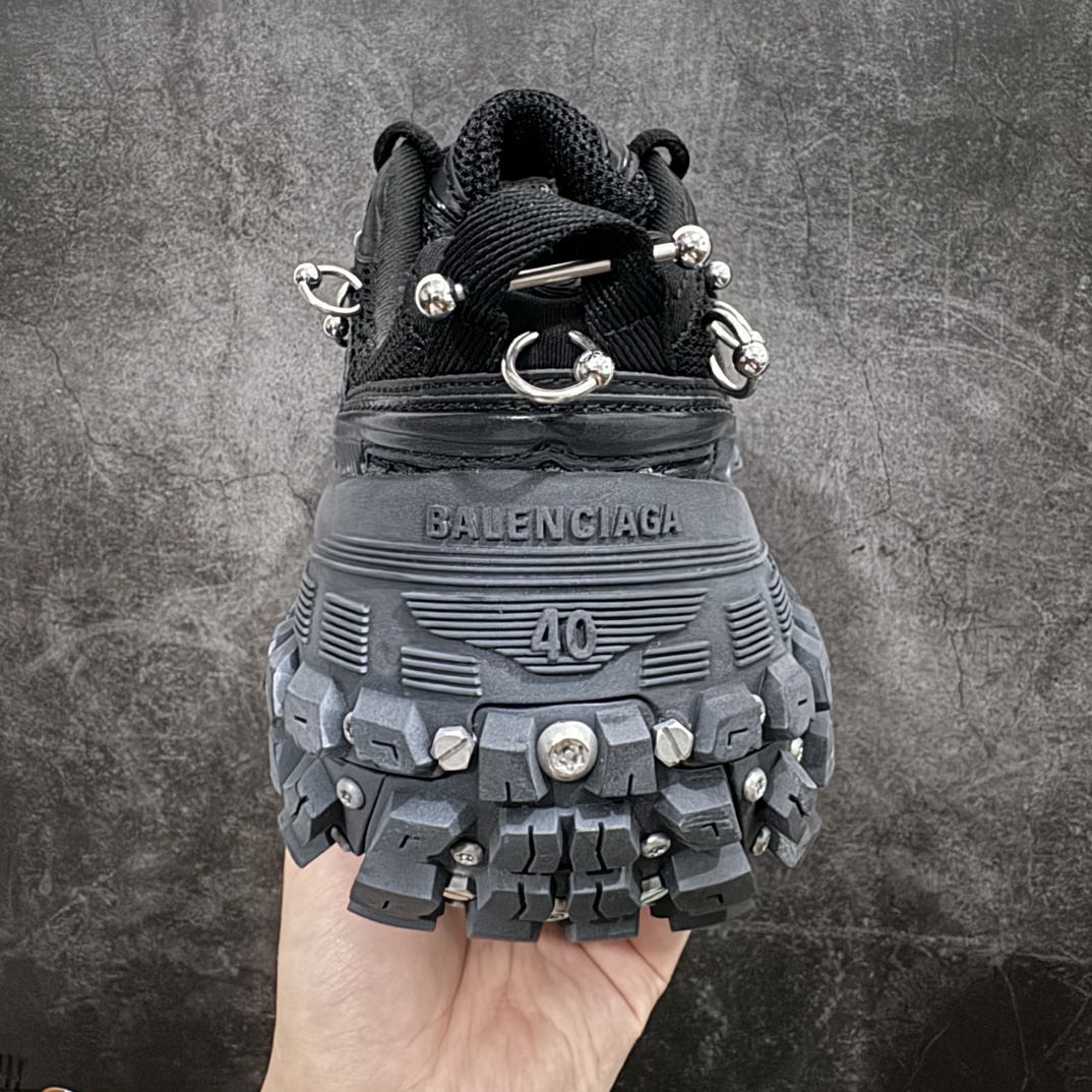 图片[4]-【纯原VG版】BALENCIAGA Defender Rubber Platform Sneakers 巴黎世家卫士系列低帮坦克履带轮胎鞋型越野户外增高厚底休闲运动慢跑鞋n轮胎扎钉 鞋面穿环男女鞋原楦原纸版开发版型n原版一致配件防尘袋及附送鞋带n1:1比例克重#全掌PU乳胶鞋垫及外观轻度磨损做旧效果n全新开发4层组合夸张轮胎花纹鞋底底部• 不含皮革• 尼龙和网布材质• 磨损效果 • 夸张轮胎花纹鞋底 • 15毫米足弓 • 鞋舌凹印 Balenciaga 品牌标识 • 鞋头边缘和后帮凹印 Balenciaga 徽标和尺码 • 后帮拉袢 • 中国制造 • 用软布擦拭 材质：60%聚氨酯、28%聚酯纤维、12%尼龙 凭藉特殊外型风靡奢华运动鞋领域的 Balenciaga，在设计总监 Demna Gvasalia的职掌下，不乏吸睛作品，从 Triple S、Track 系列，到 X-Pander以及 Crocs 联名系列，今番再发布引人注目的鞋履，带来最新运动鞋款「Defender」。该鞋款于 2022 春夏时装秀上首次曝光，在经典运动鞋基础上加以改造，利用坚固轮胎状单元打造具侵略性的巨大鞋底，立体凸起包覆四周，狂野外型堪称鞋界战车，透过材质比例的拿捏和单纯的用色，在鞋面采用相对柔和的设计，衬出鞋款亮点。尺码：35/46 编码：DF790820-莆田鞋批发中心