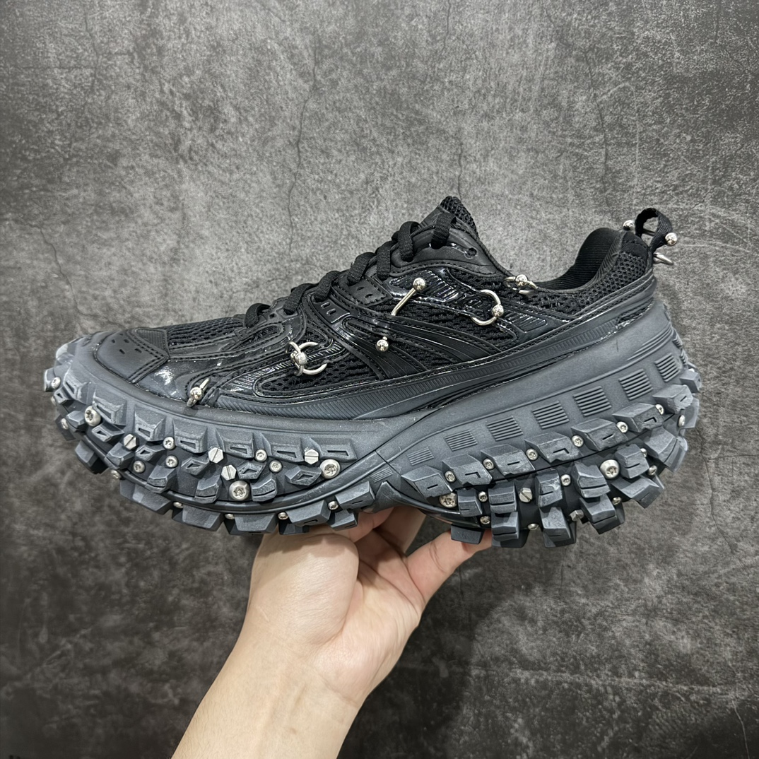 图片[2]-【纯原VG版】BALENCIAGA Defender Rubber Platform Sneakers 巴黎世家卫士系列低帮坦克履带轮胎鞋型越野户外增高厚底休闲运动慢跑鞋n轮胎扎钉 鞋面穿环男女鞋原楦原纸版开发版型n原版一致配件防尘袋及附送鞋带n1:1比例克重#全掌PU乳胶鞋垫及外观轻度磨损做旧效果n全新开发4层组合夸张轮胎花纹鞋底底部• 不含皮革• 尼龙和网布材质• 磨损效果 • 夸张轮胎花纹鞋底 • 15毫米足弓 • 鞋舌凹印 Balenciaga 品牌标识 • 鞋头边缘和后帮凹印 Balenciaga 徽标和尺码 • 后帮拉袢 • 中国制造 • 用软布擦拭 材质：60%聚氨酯、28%聚酯纤维、12%尼龙 凭藉特殊外型风靡奢华运动鞋领域的 Balenciaga，在设计总监 Demna Gvasalia的职掌下，不乏吸睛作品，从 Triple S、Track 系列，到 X-Pander以及 Crocs 联名系列，今番再发布引人注目的鞋履，带来最新运动鞋款「Defender」。该鞋款于 2022 春夏时装秀上首次曝光，在经典运动鞋基础上加以改造，利用坚固轮胎状单元打造具侵略性的巨大鞋底，立体凸起包覆四周，狂野外型堪称鞋界战车，透过材质比例的拿捏和单纯的用色，在鞋面采用相对柔和的设计，衬出鞋款亮点。尺码：35/46 编码：DF790820-莆田鞋批发中心