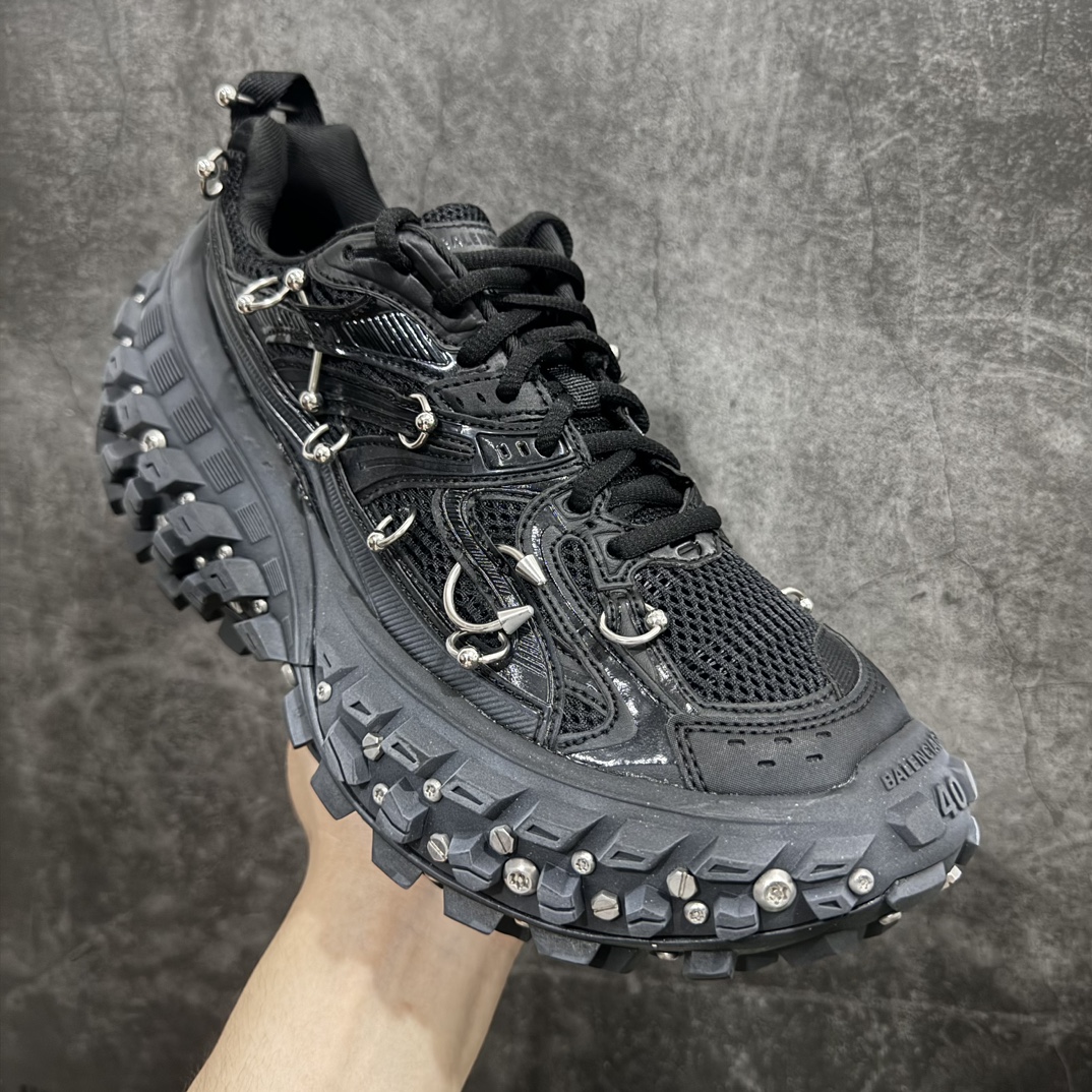 图片[3]-【纯原VG版】BALENCIAGA Defender Rubber Platform Sneakers 巴黎世家卫士系列低帮坦克履带轮胎鞋型越野户外增高厚底休闲运动慢跑鞋n轮胎扎钉 鞋面穿环男女鞋原楦原纸版开发版型n原版一致配件防尘袋及附送鞋带n1:1比例克重#全掌PU乳胶鞋垫及外观轻度磨损做旧效果n全新开发4层组合夸张轮胎花纹鞋底底部• 不含皮革• 尼龙和网布材质• 磨损效果 • 夸张轮胎花纹鞋底 • 15毫米足弓 • 鞋舌凹印 Balenciaga 品牌标识 • 鞋头边缘和后帮凹印 Balenciaga 徽标和尺码 • 后帮拉袢 • 中国制造 • 用软布擦拭 材质：60%聚氨酯、28%聚酯纤维、12%尼龙 凭藉特殊外型风靡奢华运动鞋领域的 Balenciaga，在设计总监 Demna Gvasalia的职掌下，不乏吸睛作品，从 Triple S、Track 系列，到 X-Pander以及 Crocs 联名系列，今番再发布引人注目的鞋履，带来最新运动鞋款「Defender」。该鞋款于 2022 春夏时装秀上首次曝光，在经典运动鞋基础上加以改造，利用坚固轮胎状单元打造具侵略性的巨大鞋底，立体凸起包覆四周，狂野外型堪称鞋界战车，透过材质比例的拿捏和单纯的用色，在鞋面采用相对柔和的设计，衬出鞋款亮点。尺码：35/46 编码：DF790820-莆田鞋批发中心