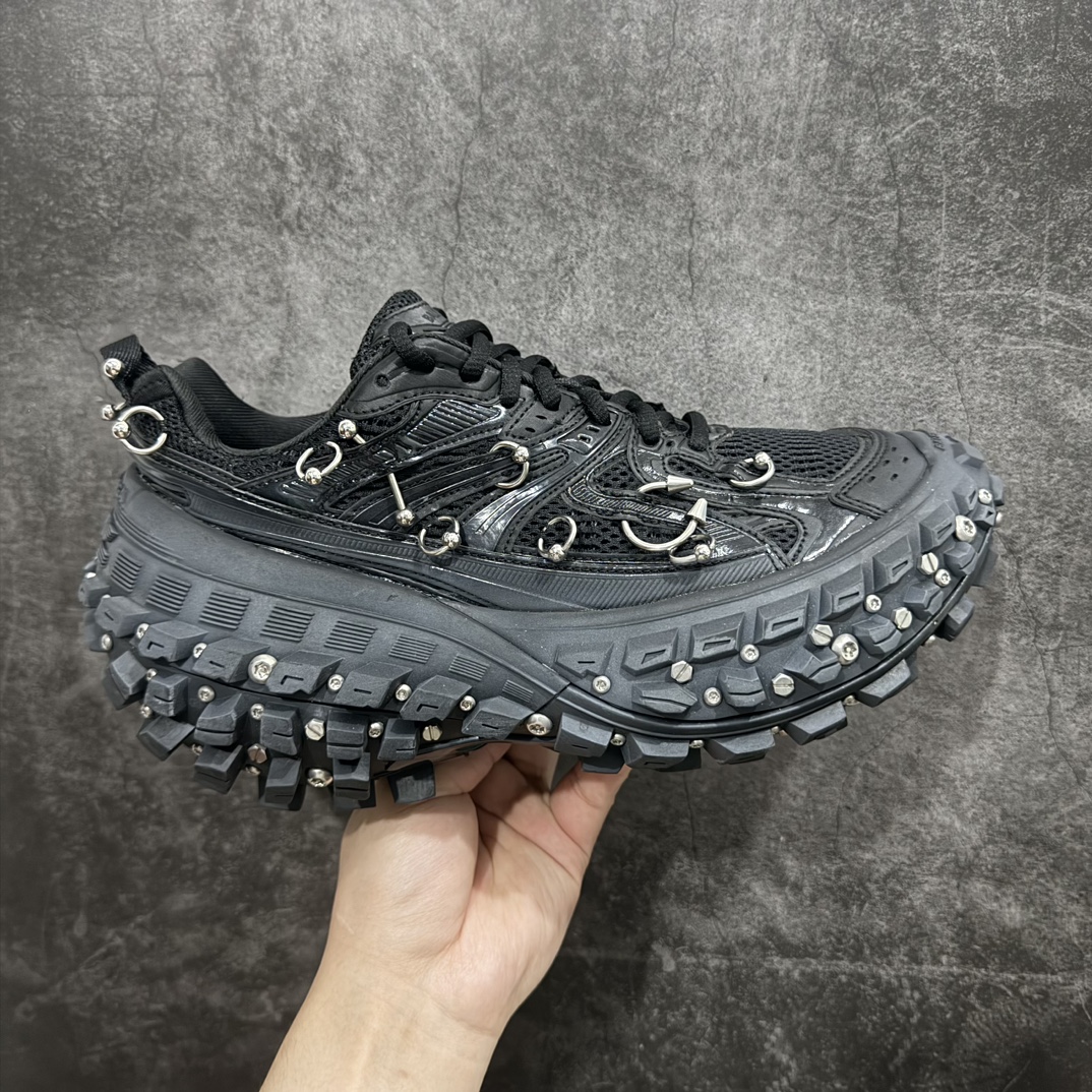 【纯原VG版】BALENCIAGA Defender Rubber Platform Sneakers 巴黎世家卫士系列低帮坦克履带轮胎鞋型越野户外增高厚底休闲运动慢跑鞋n轮胎扎钉 鞋面穿环男女鞋原楦原纸版开发版型n原版一致配件防尘袋及附送鞋带n1:1比例克重#全掌PU乳胶鞋垫及外观轻度磨损做旧效果n全新开发4层组合夸张轮胎花纹鞋底底部• 不含皮革• 尼龙和网布材质• 磨损效果 • 夸张轮胎花纹鞋底 • 15毫米足弓 • 鞋舌凹印 Balenciaga 品牌标识 • 鞋头边缘和后帮凹印 Balenciaga 徽标和尺码 • 后帮拉袢 • 中国制造 • 用软布擦拭 材质：60%聚氨酯、28%聚酯纤维、12%尼龙 凭藉特殊外型风靡奢华运动鞋领域的 Balenciaga，在设计总监 Demna Gvasalia的职掌下，不乏吸睛作品，从 Triple S、Track 系列，到 X-Pander以及 Crocs 联名系列，今番再发布引人注目的鞋履，带来最新运动鞋款「Defender」。该鞋款于 2022 春夏时装秀上首次曝光，在经典运动鞋基础上加以改造，利用坚固轮胎状单元打造具侵略性的巨大鞋底，立体凸起包覆四周，狂野外型堪称鞋界战车，透过材质比例的拿捏和单纯的用色，在鞋面采用相对柔和的设计，衬出鞋款亮点。尺码：35/46 编码：DF790820-莆田鞋批发中心